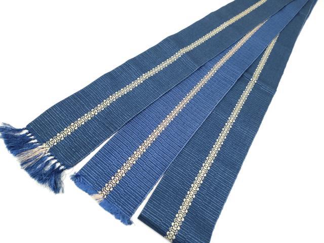 ■■■　サイズ　■■■ 長さ 370cm 幅 9cm程 ■■■　商品詳細　■■■ 【正絹】 状態は締めてはおりますが 特に目立ったシミ汚れなどもなく大変良い状態です。 本場筑前博多織は、福岡県福岡市博多区やその周辺で生産される絹織物です。 仏具のひとつである独鈷、華皿を基にした幾何学模様が織られています。 江戸時代に筑前藩主だった黒田長政が幕府への献上品にしたことから、博多献上、献上博多とも呼ばれます。 経糸が緯糸を包み込んで、表面には経糸だけ出て、横畝が際立って見える経畝織りという織りになっています。 30～60本の細い経糸を使うため、こしやはりがあり、地合が硬く、光沢感があります。 きちんと締まり、くずれにくい、締めやすい帯といわれています。 大変上質な逸品になります。 お安く出品致しますので、是非この機会にいかがでしょうか？ ※片側未かがりですが着用には問題ありません。 ■■■　注意事項　■■■ ■モニター発色の具合により色合いが異なる場合がございます。 ■寸法は多少の誤差が生じる場合がございますのでご了承ください。 ■縫込みの長さが左右非対称の場合は短い部分を記載しております。 左右非対称であってもご返品・お値引き等の保証は出来かねますので、ご了承の上ご購入をお願い致します。 ■シミ等のチェックには注意を払っておりますが、見落としがある場合もございますし、個人の見解も様々ですので神経質な方のご購入はお控えください。 ■汚れやシミの種類につきましては、専門ではない為、正確な判別が難しく商品説明では種類を特定せず、汚れやシミと記載させております。 恐れ入りますが、ご了承くださいますようお願い申し上げます。 ■箪笥に入っておりました着物や帯なので畳みシワや匂いがあるものもございます。 ■お休みは基本的に土日祝となりますが、その他臨時でお休みする場合がございますのでご了承ください。 ■商品の発送は平日のみの発送となります。 ■夜間と土曜、日曜日はお問い合わせの回答が遅れる場合がございます。 ■当店では、お直し、紋入れ、お手入れ等は承っておりません。 ■生地の状態（ヤケ、経年劣化等）によってはサイズ直しが出来ない場合がございます。 その点もどうかご了承のうえ、ご購入をお願いいたします。 ■弊社で取り扱う商品は一点ものにつき、時期や在庫状況に応じて金額が変更となる場合がございます。 ■検針は行っておりません。予めご了承いただきますようお願いいたします。 ■【洗える着物】と記載のある商品におきましては、商品お届け後に洗濯を行ってしまってからのご返品にはご対応しかねます。 念の為、専門店でのお手入れをお願いいたします。 ■写真に写っている物が全てになります。それ以外の付属品はございませんのでご了承ください。 ■状態に関する写真につきましては、掲載可能な写真枚数に限りがあるため、各箇所につき1枚参考画像を掲載しております。 ■着物のサイズ目安は下記を参考ください↓ ＜女性着物＞　お端折り次第で＋5cm　−1cmが着用可能サイズ 　例）身丈170cmの場合、身長160cm〜175cm ＜男性着物＞　身丈＋約25cm〜27cm程が適応身長 　例）身丈155cmの場合、身長180〜182cm