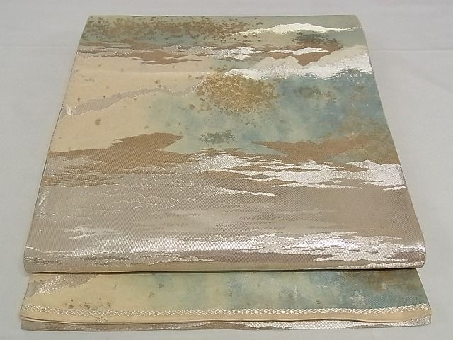 ■■■　サイズ　■■■ 長さ 412cm 幅 30cm程 ■■■　商品詳細　■■■ 【正絹・関西仕立て】 状態は 裏地・手先・柄止まり・前柄・たれ先に薄い汚れ、手先・前柄に若干のスレがございます。 大変上質な逸品になりますので 気になる方はお手入れをされてお召しになられてはいかがでしょうか。 お安く出品致しますので、是非この機会にいかがでしょうか？ ■■■　注意事項　■■■ ■モニター発色の具合により色合いが異なる場合がございます。 ■寸法は多少の誤差が生じる場合がございますのでご了承ください。 ■縫込みの長さが左右非対称の場合は短い部分を記載しております。 左右非対称であってもご返品・お値引き等の保証は出来かねますので、ご了承の上ご購入をお願い致します。 ■シミ等のチェックには注意を払っておりますが、見落としがある場合もございますし、個人の見解も様々ですので神経質な方のご購入はお控えください。 ■箪笥に入っておりました着物や帯なので畳みシワや匂いがあるものもございます。 ■お休みは基本的に土日祝となりますが、その他臨時でお休みする場合がございますのでご了承ください。 ■商品の発送は平日のみの発送となります。 ■夜間と土曜、日曜日はお問い合わせの回答が遅れる場合がございます。 ■当店では、お直し、紋入れ、お手入れ等は承っておりません。 ■生地の状態（ヤケ、経年劣化等）によってはサイズ直しが出来ない場合がございます。 その点もどうかご了承のうえ、ご購入をお願いいたします。 ■弊社で取り扱う商品は一点ものにつき、時期や在庫状況に応じて金額が変更となる場合がございます。 ■検針は行っておりません。予めご了承いただきますようお願いいたします。 ■【洗える着物】と記載のある商品におきましては、商品お届け後に洗濯を行ってしまってからのご返品にはご対応しかねます。 念の為、専門店でのお手入れをお願いいたします。 ■着物のサイズ目安は下記を参考ください↓ ＜女性着物＞　お端折り次第で＋5cm　−1cmが着用可能サイズ 　例）身丈170cmの場合、身長160cm〜175cm ＜男性着物＞　身丈＋約25cm〜27cm程が適応身長 　例）身丈155cmの場合、身長180〜182cm