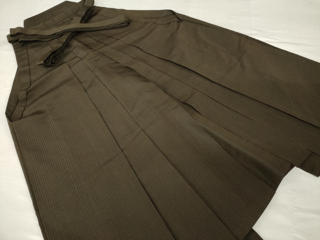 ■■■　サイズ　■■■ 紐下丈　約83.5cm ■■■　商品詳細　■■■ 【正絹】 状態は特に目立ったシミ汚れなどもなく大変良い状態です。 大変上質な逸品になります。 お安く出品致しますので、是非この機会にいかがでしょうか？ ■■■　注意事項　■■■ ■モニター発色の具合により色合いが異なる場合がございます。 ■寸法は多少の誤差が生じる場合がございますのでご了承ください。 ■縫込みの長さが左右非対称の場合は短い部分を記載しております。 左右非対称であってもご返品・お値引き等の保証は出来かねますので、ご了承の上ご購入をお願い致します。 ■シミ等のチェックには注意を払っておりますが、見落としがある場合もございますし、個人の見解も様々ですので神経質な方のご購入はお控えください。 ■箪笥に入っておりました着物や帯なので畳みシワや匂いがあるものもございます。 ■お休みは基本的に土日祝となりますが、その他臨時でお休みする場合がございますのでご了承ください。 ■商品の発送は平日のみの発送となります。 ■夜間と土曜、日曜日はお問い合わせの回答が遅れる場合がございます。 ■当店では、お直し、紋入れ、お手入れ等は承っておりません。 ■生地の状態（ヤケ、経年劣化等）によってはサイズ直しが出来ない場合がございます。 その点もどうかご了承のうえ、ご購入をお願いいたします。 ■弊社で取り扱う商品は一点ものにつき、時期や在庫状況に応じて金額が変更となる場合がございます。 ■検針は行っておりません。予めご了承いただきますようお願いいたします。 ■【洗える着物】と記載のある商品におきましては、商品お届け後に洗濯を行ってしまってからのご返品にはご対応しかねます。 念の為、専門店でのお手入れをお願いいたします。 ■着物のサイズ目安は下記を参考ください↓ ＜女性着物＞　お端折り次第で＋5cm　−1cmが着用可能サイズ 　例）身丈170cmの場合、身長160cm〜175cm ＜男性着物＞　身丈＋約25cm〜27cm程が適応身長 　例）身丈155cmの場合、身長180〜182cm