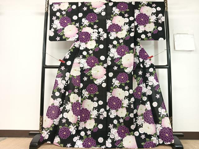 ■■■　サイズ　■■■ 身丈 169cm（肩から） 裄丈 67cm 袖丈 48.5cm　縫込み 2cm 袖幅 34.5cm 前幅 25.5cm 後幅 31.5cm 着物縫いこみ 内揚げ 0cm 裄 お袖側 約1.5cm　身頃側 約2cm ■■■　商品詳細　■■■ 【綿】 状態は特に目立ったシミ汚れなどもなく大変良い状態です。 大変上質な逸品になります。 お安く出品致しますので、是非この機会にいかがでしょうか？ ■■■　注意事項　■■■ ■モニター発色の具合により色合いが異なる場合がございます。 ■寸法は多少の誤差が生じる場合がございますのでご了承ください。 ■縫込みの長さが左右非対称の場合は短い部分を記載しております。 左右非対称であってもご返品・お値引き等の保証は出来かねますので、ご了承の上ご購入をお願い致します。 ■シミ等のチェックには注意を払っておりますが、見落としがある場合もございますし、個人の見解も様々ですので神経質な方のご購入はお控えください。 ■箪笥に入っておりました着物や帯なので畳みシワや匂いがあるものもございます。 ■お休みは基本的に土日祝となりますが、その他臨時でお休みする場合がございますのでご了承ください。 ■商品の発送は平日のみの発送となります。 ■夜間と土曜、日曜日はお問い合わせの回答が遅れる場合がございます。 ■当店では、お直し、紋入れ、お手入れ等は承っておりません。 ■生地の状態（ヤケ、経年劣化等）によってはサイズ直しが出来ない場合がございます。 その点もどうかご了承のうえ、ご購入をお願いいたします。 ■弊社で取り扱う商品は一点ものにつき、時期や在庫状況に応じて金額が変更となる場合がございます。 ■検針は行っておりません。予めご了承いただきますようお願いいたします。 ■【洗える着物】と記載のある商品におきましては、商品お届け後に洗濯を行ってしまってからのご返品にはご対応しかねます。 念の為、専門店でのお手入れをお願いいたします。 ■写真に写っている物が全てになります。それ以外の付属品はございませんのでご了承ください。 ■状態に関する写真につきましては、掲載可能な写真枚数に限りがあるため、各箇所につき1枚参考画像を掲載しております。 ■着物のサイズ目安は下記を参考ください↓ ＜女性着物＞　お端折り次第で＋5cm　－1cmが着用可能サイズ 　例）身丈170cmの場合、身長160cm～175cm ＜男性着物＞　身丈＋約25cm～27cm程が適応身長 　例）身丈155cmの場合、身長180～182cm