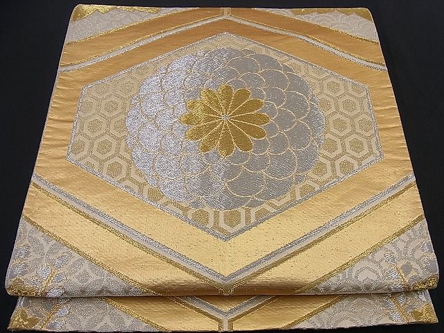 ■■■　サイズ　■■■ 長さ 412cm 幅 30cm程 ■■■　商品詳細　■■■ 【正絹・芯なし】状態は数回程しか締めておりませんが接写画像のように柄止まり、裏地に薄い汚れがございますその他特に目立ったシミ汚れなどもなく大変良い状態です。着用時には見えない部分になりますのであまり気にならずお召になれるかと思います。大変上質な逸品になります。お安く出品致しますので、是非この機会にいかがでしょうか？※手先・たれ先未かがりですが着用には問題ありません。 ■■■　注意事項　■■■ ■モニター発色の具合により色合いが異なる場合がございます。 ■寸法は多少の誤差が生じる場合がございますのでご了承ください。 ■縫込みの長さが左右非対称の場合は短い部分を記載しております。 左右非対称であってもご返品・お値引き等の保証は出来かねますので、ご了承の上ご購入をお願い致します。 ■シミ等のチェックには注意を払っておりますが、見落としがある場合もございますし、個人の見解も様々ですので神経質な方のご購入はお控えください。 ■箪笥に入っておりました着物や帯なので畳みシワや匂いがあるものもございます。 ■お休みは基本的に土日祝となりますが、その他臨時でお休みする場合がございますのでご了承ください。 ■商品の発送は平日のみの発送となります。 ■夜間と土曜、日曜日はお問い合わせの回答が遅れる場合がございます。 ■当店では、お直し、紋入れ、お手入れ等は承っておりません。 ■生地の状態（ヤケ、経年劣化等）によってはサイズ直しが出来ない場合がございます。 その点もどうかご了承のうえ、ご購入をお願いいたします。 ■弊社で取り扱う商品は一点ものにつき、時期や在庫状況に応じて金額が変更となる場合がございます。 ■検針は行っておりません。予めご了承いただきますようお願いいたします。 ■【洗える着物】と記載のある商品におきましては、商品お届け後に洗濯を行ってしまってからのご返品にはご対応しかねます。 念の為、専門店でのお手入れをお願いいたします。 ■着物のサイズ目安は下記を参考ください↓ ＜女性着物＞　お端折り次第で＋5cm　−1cmが着用可能サイズ 　例）身丈170cmの場合、身長160cm〜175cm ＜男性着物＞　身丈＋約25cm〜27cm程が適応身長 　例）身丈155cmの場合、身長180〜182cm