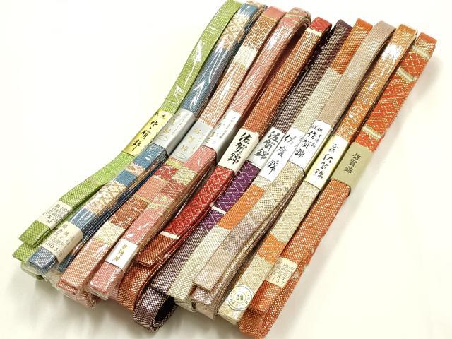 ■■■　商品詳細　■■■ 【未使用】 ※こちらのお品はまとめての出品となりますので、 汚れ・サイズ等の詳細は記載しておりません。 ご理解の上でのご入札をお願い致します。 大変上質な逸品になります。 お安く出品致しますので、是非この機会にいかがでしょうか？ ■■■　注意事項　■■■ ■モニター発色の具合により色合いが異なる場合がございます。 ■寸法は多少の誤差が生じる場合がございますのでご了承ください。 ■縫込みの長さが左右非対称の場合は短い部分を記載しております。 左右非対称であってもご返品・お値引き等の保証は出来かねますので、ご了承の上ご購入をお願い致します。 ■シミ等のチェックには注意を払っておりますが、見落としがある場合もございますし、個人の見解も様々ですので神経質な方のご購入はお控えください。 ■箪笥に入っておりました着物や帯なので畳みシワや匂いがあるものもございます。 ■お休みは基本的に土日祝となりますが、その他臨時でお休みする場合がございますのでご了承ください。 ■商品の発送は平日のみの発送となります。 ■夜間と土曜、日曜日はお問い合わせの回答が遅れる場合がございます。 ■当店では、お直し、紋入れ、お手入れ等は承っておりません。 ■生地の状態（ヤケ、経年劣化等）によってはサイズ直しが出来ない場合がございます。 その点もどうかご了承のうえ、ご購入をお願いいたします。 ■弊社で取り扱う商品は一点ものにつき、時期や在庫状況に応じて金額が変更となる場合がございます。 ■検針は行っておりません。予めご了承いただきますようお願いいたします。 ■【洗える着物】と記載のある商品におきましては、商品お届け後に洗濯を行ってしまってからのご返品にはご対応しかねます。 念の為、専門店でのお手入れをお願いいたします。 ■着物のサイズ目安は下記を参考ください↓ ＜女性着物＞　お端折り次第で＋5cm　−1cmが着用可能サイズ 　例）身丈170cmの場合、身長160cm〜175cm ＜男性着物＞　身丈＋約25cm〜27cm程が適応身長 　例）身丈155cmの場合、身長180〜182cm