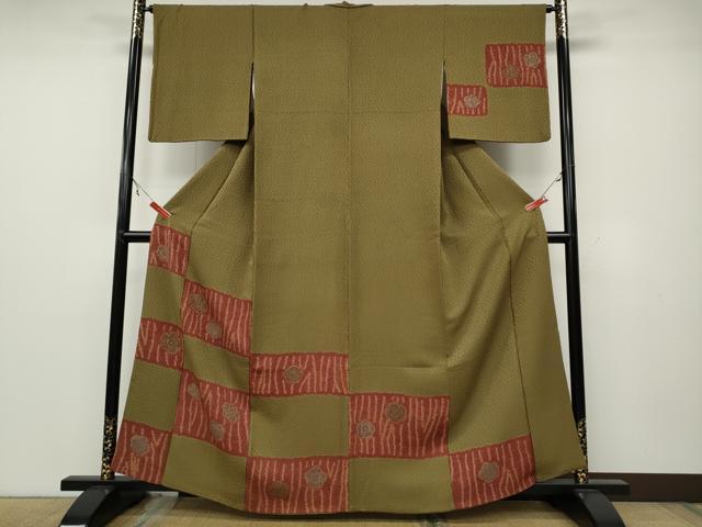 ■■■　サイズ　■■■ 身丈 163cm（肩から） 裄丈 64cm 袖丈 49cm　縫込み 4cm 袖幅 33cm 前幅 26cm 後幅 30cm 着物縫いこみ 内揚げ 1cm 裄 お袖側 約0cm　身頃側 約1cm ■■■　商品詳細　■■■ 【正絹】 状態は接写画像のように胴裏に薄い汚れがございますが その他特に目立ったシミ汚れなどもなく大変良い状態です。 大変上質な逸品になります。 お安く出品致しますので、是非この機会にいかがでしょうか？ ■■■　注意事項　■■■ ■モニター発色の具合により色合いが異なる場合がございます。 ■寸法は多少の誤差が生じる場合がございますのでご了承ください。 ■シミ等のチェックには注意を払っておりますが、見落としがある場合もございますし、個人の見解も様々ですので神経質な方のご購入はお控えください。 ■箪笥に入っておりました着物や帯なので畳みシワや匂いがあるものもございます。 ■お休みは基本的に土日祝となりますが、その他臨時でお休みする場合がございますのでご了承ください。 ■商品の発送は平日のみの発送となります。 ■夜間と土曜、日曜日はお問い合わせの回答が遅れる場合がございます。 ■当店では、お直し、紋入れ、お手入れ等は承っておりません。 ■生地の状態（ヤケ、経年劣化等）によってはサイズ直しが出来ない場合がございます。 その点もどうかご了承のうえ、ご購入をお願いいたします。 ■着物のサイズ目安は下記を参考ください↓ ＜女性着物＞　身長-10cm+5cmが着用可能サイズ(お端折り次第) 　例）身長160cmの方→着物身丈150cm〜165cm ＜男性着物＞　身長-27cm ±5cmが着用可能サイズ 　例）身長170cmの方→着物身丈138cm〜148cm