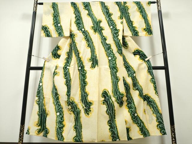 ■■■　サイズ　■■■ 身丈 154cm（肩から） 裄丈 65cm 袖丈 45cm　縫込み 2cm 袖幅 33.5cm 前幅 23.5cm 後幅 30cm 着物縫いこみ 内揚げ 0cm 裄 お袖側 約2cm　身頃側 約1.5cm ■■■　商品詳細　■■■ 【綿・未使用】 状態は特に目立ったシミ汚れなどもなく大変良い状態です。 人気の高い“有松鳴海絞り”の浴衣でございます。 “鳴海絞り”ならではの表情を生み出す立体感と 淡いぼかしで息を吹き込まれ、 今にも動き出しそうな迫力を放っております。 夏祭りや花火大会、これから増えるイベントに連れ立って、 より夏をお楽しみ下さいませ。 大変上質な逸品になります。 お安く出品致しますので、是非この機会にいかがでしょうか？ ■■■　注意事項　■■■ ■モニター発色の具合により色合いが異なる場合がございます。 ■寸法は多少の誤差が生じる場合がございますのでご了承ください。 ■縫込みの長さが左右非対称の場合は短い部分を記載しております。 左右非対称であってもご返品・お値引き等の保証は出来かねますので、ご了承の上ご購入をお願い致します。 ■シミ等のチェックには注意を払っておりますが、見落としがある場合もございますし、個人の見解も様々ですので神経質な方のご購入はお控えください。 ■箪笥に入っておりました着物や帯なので畳みシワや匂いがあるものもございます。 ■お休みは基本的に土日祝となりますが、その他臨時でお休みする場合がございますのでご了承ください。 ■商品の発送は平日のみの発送となります。 ■夜間と土曜、日曜日はお問い合わせの回答が遅れる場合がございます。 ■当店では、お直し、紋入れ、お手入れ等は承っておりません。 ■生地の状態（ヤケ、経年劣化等）によってはサイズ直しが出来ない場合がございます。 その点もどうかご了承のうえ、ご購入をお願いいたします。 ■弊社で取り扱う商品は一点ものにつき、時期や在庫状況に応じて金額が変更となる場合がございます。 ■検針は行っておりません。予めご了承いただきますようお願いいたします。 ■【洗える着物】と記載のある商品におきましては、商品お届け後に洗濯を行ってしまってからのご返品にはご対応しかねます。 念の為、専門店でのお手入れをお願いいたします。 ■着物のサイズ目安は下記を参考ください↓ ＜女性着物＞　お端折り次第で＋5?　−10?が着用可能サイズ 　例）身丈170?の場合、身長160?〜175? ＜男性着物＞　身丈＋約25?〜27?程が適応身長 　例）身丈155?の場合、身長180〜182?