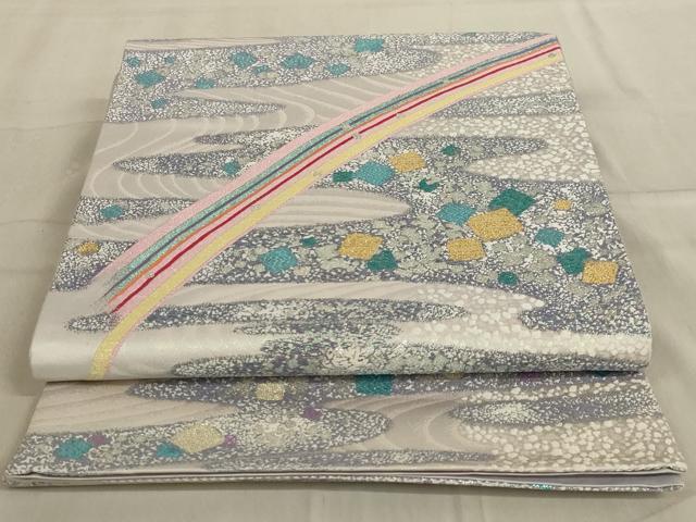 ■■■　サイズ　■■■ 長さ 426cm 幅 31cm程 ■■■　商品詳細　■■■ 【正絹・芯なし】 詳細に関しましては、画像をご確認ください。 大変上質な逸品になります。 お安く出品致しますので、是非この機会にいかがでしょうか？ ■■■　注意事項　■■■ ■モニター発色の具合により色合いが異なる場合がございます。 ■寸法は多少の誤差が生じる場合がございますのでご了承ください。 ■縫込みの長さが左右非対称の場合は短い部分を記載しております。 左右非対称であってもご返品・お値引き等の保証は出来かねますので、ご了承の上ご購入をお願い致します。 ■シミ等のチェックには注意を払っておりますが、見落としがある場合もございますし、個人の見解も様々ですので神経質な方のご購入はお控えください。 ■箪笥に入っておりました着物や帯なので畳みシワや匂いがあるものもございます。 ■お休みは基本的に土日祝となりますが、その他臨時でお休みする場合がございますのでご了承ください。 ■商品の発送は平日のみの発送となります。 ■夜間と土曜、日曜日はお問い合わせの回答が遅れる場合がございます。 ■当店では、お直し、紋入れ、お手入れ等は承っておりません。 ■生地の状態（ヤケ、経年劣化等）によってはサイズ直しが出来ない場合がございます。 その点もどうかご了承のうえ、ご購入をお願いいたします。 ■弊社で取り扱う商品は一点ものにつき、時期や在庫状況に応じて金額が変更となる場合がございます。 ■検針は行っておりません。予めご了承いただきますようお願いいたします。 ■【洗える着物】と記載のある商品におきましては、商品お届け後に洗濯を行ってしまってからのご返品にはご対応しかねます。 念の為、専門店でのお手入れをお願いいたします。 ■着物のサイズ目安は下記を参考ください↓ ＜女性着物＞　お端折り次第で＋5cm　−1cmが着用可能サイズ 　例）身丈170cmの場合、身長160cm〜175cm ＜男性着物＞　身丈＋約25cm〜27cm程が適応身長 　例）身丈155cmの場合、身長180〜182cm