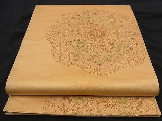 ■■■　サイズ　■■■ 長さ 408cm 幅 31cm程 ■■■　商品詳細　■■■ 【正絹】 状態は接写画像のように 太鼓下部・太鼓に薄い汚れ、裏地に薄いシミ、太鼓から手先にかけて折れ山の薄い汚れがございますが その他特に目立ったシミ汚れなどもなく大変良い状態です。 大変上質な逸品になります。 お安く出品致しますので、是非この機会にいかがでしょうか？ ■■■　注意事項　■■■ ■モニター発色の具合により色合いが異なる場合がございます。 ■寸法は多少の誤差が生じる場合がございますのでご了承ください。 ■縫込みの長さが左右非対称の場合は短い部分を記載しております。 左右非対称であってもご返品・お値引き等の保証は出来かねますので、ご了承の上ご購入をお願い致します。 ■シミ等のチェックには注意を払っておりますが、見落としがある場合もございますし、個人の見解も様々ですので神経質な方のご購入はお控えください。 ■箪笥に入っておりました着物や帯なので畳みシワや匂いがあるものもございます。 ■お休みは基本的に土日祝となりますが、その他臨時でお休みする場合がございますのでご了承ください。 ■商品の発送は平日のみの発送となります。 ■夜間と土曜、日曜日はお問い合わせの回答が遅れる場合がございます。 ■当店では、お直し、紋入れ、お手入れ等は承っておりません。 ■生地の状態（ヤケ、経年劣化等）によってはサイズ直しが出来ない場合がございます。 その点もどうかご了承のうえ、ご購入をお願いいたします。 ■弊社で取り扱う商品は一点ものにつき、時期や在庫状況に応じて金額が変更となる場合がございます。 ■検針は行っておりません。予めご了承いただきますようお願いいたします。 ■【洗える着物】と記載のある商品におきましては、商品お届け後に洗濯を行ってしまってからのご返品にはご対応しかねます。 念の為、専門店でのお手入れをお願いいたします。 ■着物のサイズ目安は下記を参考ください↓ ＜女性着物＞　お端折り次第で＋5cm　−1cmが着用可能サイズ 　例）身丈170cmの場合、身長160cm〜175cm ＜男性着物＞　身丈＋約25cm〜27cm程が適応身長 　例）身丈155cmの場合、身長180〜182cm
