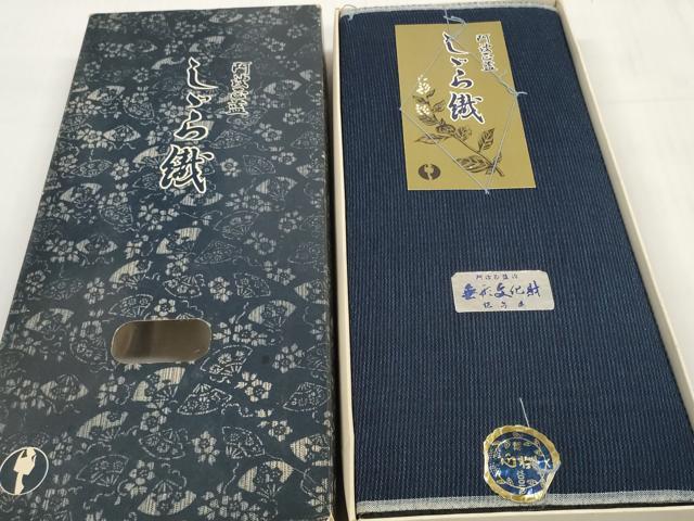 ■■■　サイズ　■■■ 長さ　　着尺分あり 幅　　　約36cm ■■■　商品詳細　■■■ 【綿・未使用】 状態は接写画像のように表地所々に薄い汚れがございます。 徳島県の伝統的な綿織物で、 国によって伝統的工芸品に指定されている阿波しじら織。 かつて徳島藩では庶民の絹織物の着用が禁じられており、 綿織物をよりお洒落に楽しみたいという人々の思いから生まれた織物です。 経糸の伸縮性を利用した、独特のしぼのある風合いが 素朴な魅力に満ちていて、なんといっても先染め糸で 織り表された柄が気取らないお洒落さを感じさせます。 また、木綿の肌触りも大変優しくさらさらしており、 吸湿性に優れていますので蒸れずに快適な着物姿を楽しめます。 大変上質な逸品になります。 お安く出品致しますので、是非この機会にいかがでしょうか？ ■■■　注意事項　■■■ ■モニター発色の具合により色合いが異なる場合がございます。 ■寸法は多少の誤差が生じる場合がございますのでご了承ください。 ■縫込みの長さが左右非対称の場合は短い部分を記載しております。 左右非対称であってもご返品・お値引き等の保証は出来かねますので、ご了承の上ご購入をお願い致します。 ■シミ等のチェックには注意を払っておりますが、見落としがある場合もございますし、個人の見解も様々ですので神経質な方のご購入はお控えください。 ■箪笥に入っておりました着物や帯なので畳みシワや匂いがあるものもございます。 ■お休みは基本的に土日祝となりますが、その他臨時でお休みする場合がございますのでご了承ください。 ■商品の発送は平日のみの発送となります。 ■夜間と土曜、日曜日はお問い合わせの回答が遅れる場合がございます。 ■当店では、お直し、紋入れ、お手入れ等は承っておりません。 ■生地の状態（ヤケ、経年劣化等）によってはサイズ直しが出来ない場合がございます。 その点もどうかご了承のうえ、ご購入をお願いいたします。 ■弊社で取り扱う商品は一点ものにつき、時期や在庫状況に応じて金額が変更となる場合がございます。 ■検針は行っておりません。予めご了承いただきますようお願いいたします。 ■【洗える着物】と記載のある商品におきましては、商品お届け後に洗濯を行ってしまってからのご返品にはご対応しかねます。 念の為、専門店でのお手入れをお願いいたします。 ■着物のサイズ目安は下記を参考ください↓ ＜女性着物＞　お端折り次第で＋5cm　−1cmが着用可能サイズ 　例）身丈170cmの場合、身長160cm〜175cm ＜男性着物＞　身丈＋約25cm〜27cm程が適応身長 　例）身丈155cmの場合、身長180〜182cm
