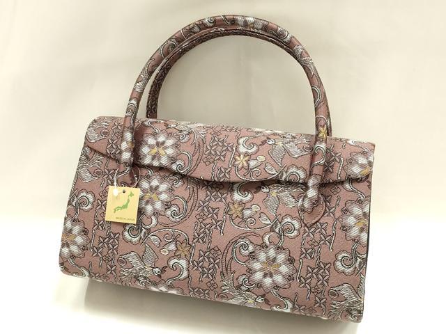 ■■■　サイズ　■■■ 横　　　26cm 縦　　　14.5cm　取っ手込み　24cm 奥行き　9.5cm ■■■　商品詳細　■■■ 状態は特に目立ったシミ汚れなどもなく大変良い状態です。 大変上質な逸品になります。 お安く出品致しますので、是非この機会にいかがでしょうか？ ■■■　注意事項　■■■ ■モニター発色の具合により色合いが異なる場合がございます。 ■寸法は多少の誤差が生じる場合がございますのでご了承ください。 ■縫込みの長さが左右非対称の場合は短い部分を記載しております。 左右非対称であってもご返品・お値引き等の保証は出来かねますので、ご了承の上ご購入をお願い致します。 ■シミ等のチェックには注意を払っておりますが、見落としがある場合もございますし、個人の見解も様々ですので神経質な方のご購入はお控えください。 ■箪笥に入っておりました着物や帯なので畳みシワや匂いがあるものもございます。 ■お休みは基本的に土日祝となりますが、その他臨時でお休みする場合がございますのでご了承ください。 ■商品の発送は平日のみの発送となります。 ■夜間と土曜、日曜日はお問い合わせの回答が遅れる場合がございます。 ■当店では、お直し、紋入れ、お手入れ等は承っておりません。 ■生地の状態（ヤケ、経年劣化等）によってはサイズ直しが出来ない場合がございます。 その点もどうかご了承のうえ、ご購入をお願いいたします。 ■弊社で取り扱う商品は一点ものにつき、時期や在庫状況に応じて金額が変更となる場合がございます。 ■検針は行っておりません。予めご了承いただきますようお願いいたします。 ■【洗える着物】と記載のある商品におきましては、商品お届け後に洗濯を行ってしまってからのご返品にはご対応しかねます。 念の為、専門店でのお手入れをお願いいたします。 ■着物のサイズ目安は下記を参考ください↓ ＜女性着物＞　お端折り次第で＋5cm　−1cmが着用可能サイズ 　例）身丈170cmの場合、身長160cm〜175cm ＜男性着物＞　身丈＋約25cm〜27cm程が適応身長 　例）身丈155cmの場合、身長180〜182cm