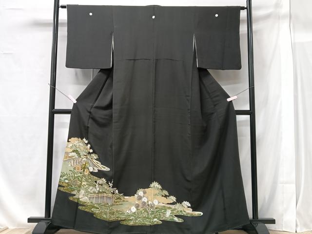 ■■■　サイズ　■■■ 身丈 163cm（肩から） 裄丈 62cm 袖丈 47cm　縫込み 6cm 袖幅 32cm 前幅 24cm 後幅 29cm 着物縫いこみ 内揚げ 0cm 裄 お袖側 約2cm　身頃側 約4cm ■■■　商品詳細　■■■ 【正絹・五つ紋・比翼仕立て】 状態は画像を添付しておりますので、そちらをご確認下さいますよう宜しくお願い致します。 大変上質な逸品になります。 お安く出品致しますので、是非この機会にいかがでしょうか？ ■■■　注意事項　■■■ ■モニター発色の具合により色合いが異なる場合がございます。 ■寸法は多少の誤差が生じる場合がございますのでご了承ください。 ■縫込みの長さが左右非対称の場合は短い部分を記載しております。 左右非対称であってもご返品・お値引き等の保証は出来かねますので、ご了承の上ご購入をお願い致します。 ■シミ等のチェックには注意を払っておりますが、見落としがある場合もございますし、個人の見解も様々ですので神経質な方のご購入はお控えください。 ■箪笥に入っておりました着物や帯なので畳みシワや匂いがあるものもございます。 ■お休みは基本的に土日祝となりますが、その他臨時でお休みする場合がございますのでご了承ください。 ■商品の発送は平日のみの発送となります。 ■夜間と土曜、日曜日はお問い合わせの回答が遅れる場合がございます。 ■当店では、お直し、紋入れ、お手入れ等は承っておりません。 ■生地の状態（ヤケ、経年劣化等）によってはサイズ直しが出来ない場合がございます。 その点もどうかご了承のうえ、ご購入をお願いいたします。 ■弊社で取り扱う商品は一点ものにつき、時期や在庫状況に応じて金額が変更となる場合がございます。 ■検針は行っておりません。予めご了承いただきますようお願いいたします。 ■【洗える着物】と記載のある商品におきましては、商品お届け後に洗濯を行ってしまってからのご返品にはご対応しかねます。 念の為、専門店でのお手入れをお願いいたします。 ■着物のサイズ目安は下記を参考ください↓ ＜女性着物＞　お端折り次第で＋5cm　−1cmが着用可能サイズ 　例）身丈170cmの場合、身長160cm〜175cm ＜男性着物＞　身丈＋約25cm〜27cm程が適応身長 　例）身丈155cmの場合、身長180〜182cm