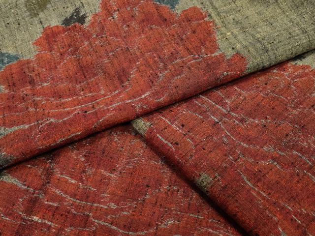 ■■■　サイズ　■■■ 身丈 169cm（肩から） 裄丈 67cm 袖丈 56cm　縫込み 3.5cm 袖幅 33cm 前幅 25cm 後幅 30.5cm 着物縫いこみ 内揚げ 0cm 裄 お袖側 約2cm　身頃側 約0cm ■■■　商品詳細　■■■ 【正絹・未使用・バチ衿】 状態は特に目立ったシミ汚れなどもなく大変良い状態です。 大変上質な逸品になります。 お安く出品致しますので、是非この機会にいかがでしょうか？ ■■■　注意事項　■■■ ■モニター発色の具合により色合いが異なる場合がございます。 ■寸法は多少の誤差が生じる場合がございますのでご了承ください。 ■縫込みの長さが左右非対称の場合は短い部分を記載しております。 左右非対称であってもご返品・お値引き等の保証は出来かねますので、ご了承の上ご購入をお願い致します。 ■シミ等のチェックには注意を払っておりますが、見落としがある場合もございますし、個人の見解も様々ですので神経質な方のご購入はお控えください。 ■箪笥に入っておりました着物や帯なので畳みシワや匂いがあるものもございます。 ■お休みは基本的に土日祝となりますが、その他臨時でお休みする場合がございますのでご了承ください。 ■商品の発送は平日のみの発送となります。 ■夜間と土曜、日曜日はお問い合わせの回答が遅れる場合がございます。 ■当店では、お直し、紋入れ、お手入れ等は承っておりません。 ■生地の状態（ヤケ、経年劣化等）によってはサイズ直しが出来ない場合がございます。 その点もどうかご了承のうえ、ご購入をお願いいたします。 ■弊社で取り扱う商品は一点ものにつき、時期や在庫状況に応じて金額が変更となる場合がございます。 ■検針は行っておりません。予めご了承いただきますようお願いいたします。 ■【洗える着物】と記載のある商品におきましては、商品お届け後に洗濯を行ってしまってからのご返品にはご対応しかねます。 念の為、専門店でのお手入れをお願いいたします。 ■着物のサイズ目安は下記を参考ください↓ ＜女性着物＞　お端折り次第で＋5?　−10?が着用可能サイズ 　例）身丈170?の場合、身長160?〜175? ＜男性着物＞　身丈＋約25?〜27?程が適応身長 　例）身丈155?の場合、身長180〜182?