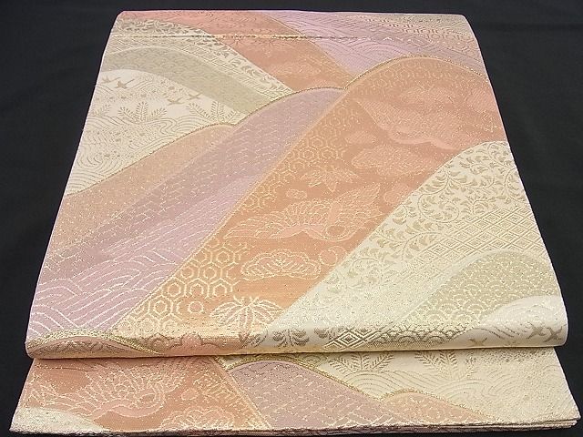 ■■■　サイズ　■■■ 長さ 428cm 幅 30.5cm程 ■■■　商品詳細　■■■ 【正絹】状態は接写画像のように柄止まりに薄い汚れがございますがその他特に目立ったシミ汚れなどもなく大変良い状態です。着用時には見えない部分になりますのであまり気にならずお召になれるかと思います。大変上質な逸品になります。お安く出品致しますので、是非この機会にいかがでしょうか？※若干たたみシワがございます。 ■■■　注意事項　■■■ ■モニター発色の具合により色合いが異なる場合がございます。 ■寸法は多少の誤差が生じる場合がございますのでご了承ください。 ■縫込みの長さが左右非対称の場合は短い部分を記載しております。 左右非対称であってもご返品・お値引き等の保証は出来かねますので、ご了承の上ご購入をお願い致します。 ■シミ等のチェックには注意を払っておりますが、見落としがある場合もございますし、個人の見解も様々ですので神経質な方のご購入はお控えください。 ■箪笥に入っておりました着物や帯なので畳みシワや匂いがあるものもございます。 ■お休みは基本的に土日祝となりますが、その他臨時でお休みする場合がございますのでご了承ください。 ■商品の発送は平日のみの発送となります。 ■夜間と土曜、日曜日はお問い合わせの回答が遅れる場合がございます。 ■当店では、お直し、紋入れ、お手入れ等は承っておりません。 ■生地の状態（ヤケ、経年劣化等）によってはサイズ直しが出来ない場合がございます。 その点もどうかご了承のうえ、ご購入をお願いいたします。 ■弊社で取り扱う商品は一点ものにつき、時期や在庫状況に応じて金額が変更となる場合がございます。 ■検針は行っておりません。予めご了承いただきますようお願いいたします。 ■【洗える着物】と記載のある商品におきましては、商品お届け後に洗濯を行ってしまってからのご返品にはご対応しかねます。 念の為、専門店でのお手入れをお願いいたします。 ■着物のサイズ目安は下記を参考ください↓ ＜女性着物＞　お端折り次第で＋5cm　−1cmが着用可能サイズ 　例）身丈170cmの場合、身長160cm〜175cm ＜男性着物＞　身丈＋約25cm〜27cm程が適応身長 　例）身丈155cmの場合、身長180〜182cm