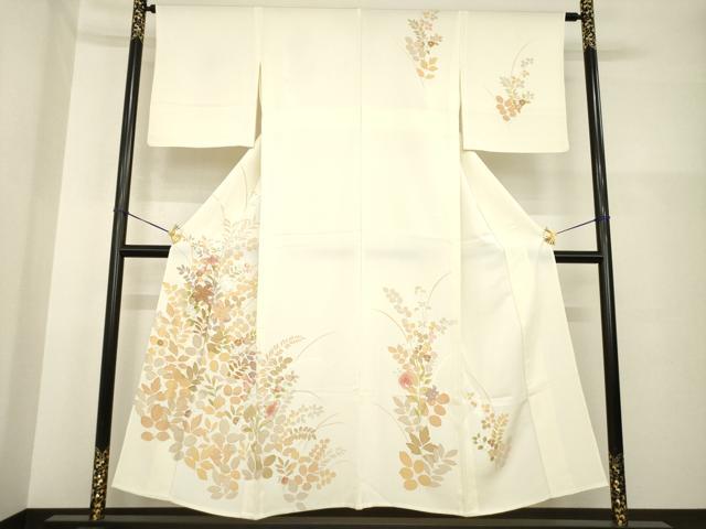 ■■■　サイズ　■■■ 身丈 149cm（肩から） 裄丈 63cm 袖丈 47cm　縫込み 3cm 袖幅 32cm 前幅 25cm 後幅 30cm 着物縫いこみ 内揚げ 5cm 裄 お袖側 約1.5cm　身頃側 約0cm ■■■　商品詳細　■■■ 【正絹】 状態は接写画像のように両袖・両胸付近に汚れ、衿山に薄い汚れがございますが その他特に目立ったシミ汚れなどもなく大変良い状態です。 大変上質な逸品になります。 お安く出品致しますので、是非この機会にいかがでしょうか？ ■■■　注意事項　■■■ ■モニター発色の具合により色合いが異なる場合がございます。 ■寸法は多少の誤差が生じる場合がございますのでご了承ください。 ■縫込みの長さが左右非対称の場合は短い部分を記載しております。 左右非対称であってもご返品・お値引き等の保証は出来かねますので、ご了承の上ご購入をお願い致します。 ■シミ等のチェックには注意を払っておりますが、見落としがある場合もございますし、個人の見解も様々ですので神経質な方のご購入はお控えください。 ■箪笥に入っておりました着物や帯なので畳みシワや匂いがあるものもございます。 ■お休みは基本的に土日祝となりますが、その他臨時でお休みする場合がございますのでご了承ください。 ■商品の発送は平日のみの発送となります。 ■夜間と土曜、日曜日はお問い合わせの回答が遅れる場合がございます。 ■当店では、お直し、紋入れ、お手入れ等は承っておりません。 ■生地の状態（ヤケ、経年劣化等）によってはサイズ直しが出来ない場合がございます。 その点もどうかご了承のうえ、ご購入をお願いいたします。 ■弊社で取り扱う商品は一点ものにつき、時期や在庫状況に応じて金額が変更となる場合がございます。 ■検針は行っておりません。予めご了承いただきますようお願いいたします。 ■【洗える着物】と記載のある商品におきましては、商品お届け後に洗濯を行ってしまってからのご返品にはご対応しかねます。 念の為、専門店でのお手入れをお願いいたします。 ■着物のサイズ目安は下記を参考ください↓ ＜女性着物＞　お端折り次第で＋5cm　−1cmが着用可能サイズ 　例）身丈170cmの場合、身長160cm〜175cm ＜男性着物＞　身丈＋約25cm〜27cm程が適応身長 　例）身丈155cmの場合、身長180〜182cm