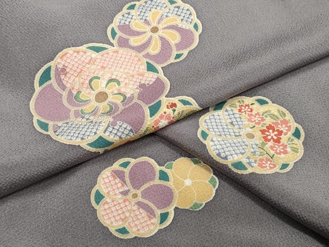 ■■■　サイズ　■■■ 身丈 171cm（肩から） 裄丈 68cm 袖丈 54cm　縫込み 5cm 袖幅 34cm 前幅 25cm 後幅 30cm 着物縫いこみ 内揚げ 4.5cm 裄 お袖側 約2cm　身頃側 約2cm ■■■　商品詳細　■■■ 【正絹】 状態は特に目立ったシミ汚れなどもなく大変良い状態です。 大変上質な逸品になります。 お安く出品致しますので、是非この機会にいかがでしょうか？ ■■■　注意事項　■■■ ■モニター発色の具合により色合いが異なる場合がございます。 ■寸法は多少の誤差が生じる場合がございますのでご了承ください。 ■シミ等のチェックには注意を払っておりますが、見落としがある場合もございますし、個人の見解も様々ですので神経質な方のご購入はお控えください。 ■箪笥に入っておりました着物や帯なので畳みシワや匂いがあるものもございます。 ■お休みは基本的に土日祝となりますが、その他臨時でお休みする場合がございますのでご了承ください。 ■商品の発送は平日のみの発送となります。 ■夜間と土曜、日曜日はお問い合わせの回答が遅れる場合がございます。 ■当店では、お直し、紋入れ、お手入れ等は承っておりません。 ■生地の状態（ヤケ、経年劣化等）によってはサイズ直しが出来ない場合がございます。 その点もどうかご了承のうえ、ご購入をお願いいたします。 ■着物のサイズ目安は下記を参考ください↓ ＜女性着物＞　身長-10cm+5cmが着用可能サイズ(お端折り次第) 　例）身長160cmの方→着物身丈150cm〜165cm ＜男性着物＞　身長-27cm ±5cmが着用可能サイズ 　例）身長170cmの方→着物身丈138cm〜148cm