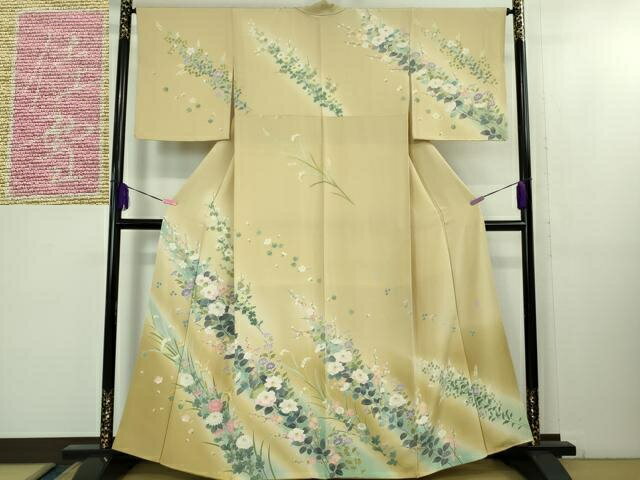 ■■■　サイズ　■■■ 身丈 160cm（肩から） 裄丈 66cm 袖丈 49cm　 縫込み 4.5cm 袖幅 34cm 前幅 25cm 後幅 31cm 着物縫いこみ 内揚げ 7.5cm 裄 お袖側 約 2cm　身頃側 約 2.5cm ■■■　商品詳細　■■■ 【正絹】 状態は特に目立ったシミ汚れなどもなく大変良い状態です。 十日町友禅を代表する作家・阿部佳雪先生。 女性ならではの繊細な表現で丁寧に描いています。 京友禅のはんなりさ、色彩の華やかさを受け継ぐ十日町友禅。 女流作家 阿部佳雪先生の真骨頂ともいえる重厚な作品です。 大変上質な極上の逸品になります。 お安く出品致しますので、是非この機会にいかがでしょうか？ ■■■　注意事項　■■■ ■モニター発色の具合により色合いが異なる場合がございます。 ■寸法は多少の誤差が生じる場合がございますのでご了承ください。 ■縫込みの長さが左右非対称の場合は短い部分を記載しております。 左右非対称であってもご返品・お値引き等の保証は出来かねますので、ご了承の上ご購入をお願い致します。 ■シミ等のチェックには注意を払っておりますが、見落としがある場合もございますし、個人の見解も様々ですので神経質な方のご購入はお控えください。 ■箪笥に入っておりました着物や帯なので畳みシワや匂いがあるものもございます。 ■お休みは基本的に土日祝となりますが、その他臨時でお休みする場合がございますのでご了承ください。 ■商品の発送は平日のみの発送となります。 ■夜間と土曜、日曜日はお問い合わせの回答が遅れる場合がございます。 ■当店では、お直し、紋入れ、お手入れ等は承っておりません。 ■生地の状態（ヤケ、経年劣化等）によってはサイズ直しが出来ない場合がございます。 その点もどうかご了承のうえ、ご購入をお願いいたします。 ■弊社で取り扱う商品は一点ものにつき、時期や在庫状況に応じて金額が変更となる場合がございます。 ■検針は行っておりません。予めご了承いただきますようお願いいたします。 ■【洗える着物】と記載のある商品におきましては、商品お届け後に洗濯を行ってしまってからのご返品にはご対応しかねます。 念の為、専門店でのお手入れをお願いいたします。 ■着物のサイズ目安は下記を参考ください↓ ＜女性着物＞　お端折り次第で＋5?　−10?が着用可能サイズ 　例）身丈170?の場合、身長160?〜175? ＜男性着物＞　身丈＋約25?〜27?程が適応身長 　例）身丈155?の場合、身長180〜182?