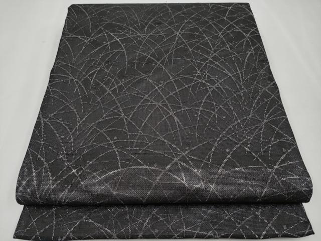 ■■■　サイズ　■■■ 長さ 440cm　幅 30.5cm程 ■■■　商品詳細　■■■ 【正絹】 状態は締めてはおりますが 特に目立ったシミ汚れなどもなく大変良い状態です。 薄物紬の中でも滅多に出回らない、夏牛首紬。 サラサラとした絹鳴りは、絽にも紗にもない牛首紬ならではの心地よい肌触りです。 ふんわりと空気を含んだかのように軽い仕上がりですが、 牛首の地の緻密なしなやかさは夏紬地にも感じられる上質なお品です。 透け感を感じさせながら節の風合いが大変心地よく、 6月の終わりから7〜8月の盛夏、9月の初めにもお召し頂けます。 大変上質な極上の逸品になります。 お安く出品致しますので、是非この機会にいかがでしょうか？ ■■■　注意事項　■■■ ■モニター発色の具合により色合いが異なる場合がございます。 ■寸法は多少の誤差が生じる場合がございますのでご了承ください。 ■縫込みの長さが左右非対称の場合は短い部分を記載しております。 左右非対称であってもご返品・お値引き等の保証は出来かねますので、ご了承の上ご購入をお願い致します。 ■シミ等のチェックには注意を払っておりますが、見落としがある場合もございますし、個人の見解も様々ですので神経質な方のご購入はお控えください。 ■箪笥に入っておりました着物や帯なので畳みシワや匂いがあるものもございます。 ■お休みは基本的に土日祝となりますが、その他臨時でお休みする場合がございますのでご了承ください。 ■商品の発送は平日のみの発送となります。 ■夜間と土曜、日曜日はお問い合わせの回答が遅れる場合がございます。 ■当店では、お直し、紋入れ、お手入れ等は承っておりません。 ■生地の状態（ヤケ、経年劣化等）によってはサイズ直しが出来ない場合がございます。 その点もどうかご了承のうえ、ご購入をお願いいたします。 ■弊社で取り扱う商品は一点ものにつき、時期や在庫状況に応じて金額が変更となる場合がございます。 ■検針は行っておりません。予めご了承いただきますようお願いいたします。 ■【洗える着物】と記載のある商品におきましては、商品お届け後に洗濯を行ってしまってからのご返品にはご対応しかねます。 念の為、専門店でのお手入れをお願いいたします。 ■着物のサイズ目安は下記を参考ください↓ ＜女性着物＞　お端折り次第で＋5?　−10?が着用可能サイズ 　例）身丈170?の場合、身長160?〜175? ＜男性着物＞　身丈＋約25?〜27?程が適応身長 　例）身丈155?の場合、身長180〜182?