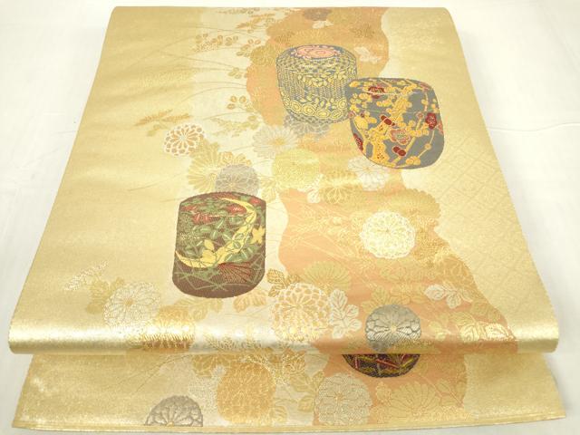 ■■■　サイズ　■■■ 長さ 440cm 幅 31cm程 ■■■　商品詳細　■■■ 【正絹・芯なし】 状態は締めてはおりますが 特に目立ったシミ汚れなどもなく大変良い状態です。 大変上質な逸品になります。 お安く出品致しますので、是非この機会にいかがでしょうか？ ■■■　注意事項　■■■ ■モニター発色の具合により色合いが異なる場合がございます。 ■寸法は多少の誤差が生じる場合がございますのでご了承ください。 ■縫込みの長さが左右非対称の場合は短い部分を記載しております。 左右非対称であってもご返品・お値引き等の保証は出来かねますので、ご了承の上ご購入をお願い致します。 ■シミ等のチェックには注意を払っておりますが、見落としがある場合もございますし、個人の見解も様々ですので神経質な方のご購入はお控えください。 ■箪笥に入っておりました着物や帯なので畳みシワや匂いがあるものもございます。 ■お休みは基本的に土日祝となりますが、その他臨時でお休みする場合がございますのでご了承ください。 ■商品の発送は平日のみの発送となります。 ■夜間と土曜、日曜日はお問い合わせの回答が遅れる場合がございます。 ■当店では、お直し、紋入れ、お手入れ等は承っておりません。 ■生地の状態（ヤケ、経年劣化等）によってはサイズ直しが出来ない場合がございます。 その点もどうかご了承のうえ、ご購入をお願いいたします。 ■弊社で取り扱う商品は一点ものにつき、時期や在庫状況に応じて金額が変更となる場合がございます。 ■検針は行っておりません。予めご了承いただきますようお願いいたします。 ■【洗える着物】と記載のある商品におきましては、商品お届け後に洗濯を行ってしまってからのご返品にはご対応しかねます。 念の為、専門店でのお手入れをお願いいたします。 ■着物のサイズ目安は下記を参考ください↓ ＜女性着物＞　お端折り次第で＋5cm　−1cmが着用可能サイズ 　例）身丈170cmの場合、身長160cm〜175cm ＜男性着物＞　身丈＋約25cm〜27cm程が適応身長 　例）身丈155cmの場合、身長180〜182cm