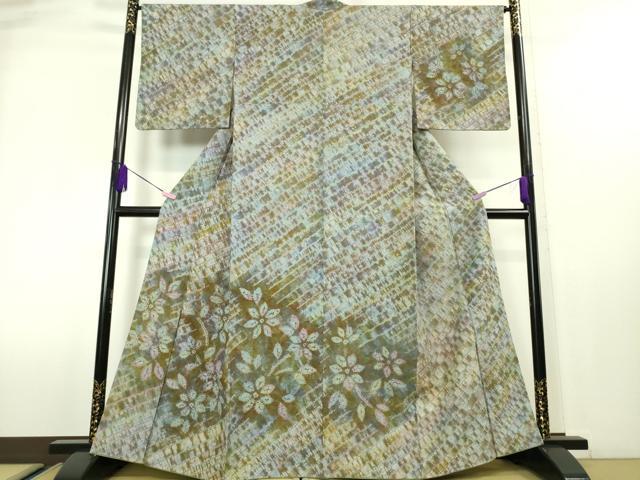 ■■■　サイズ　■■■ 身丈 161.5cm（肩から） 裄丈 66cm 袖丈 49cm 縫込み 5cm 袖幅 34cm 前幅 25.5cm 後幅 31cm 着物縫いこみ 内揚げ 4.5cm 裄 お袖側 約 4cm　身頃側 約 4cm ■■■　商品詳細　■■■ 【正絹】 状態は特に目立ったシミ汚れなどもなく大変良い状態です。 漢方紬は我が国の庶民の民間薬であり漢方薬を 材料として染め上げた紬を身に着けることにより日常生活の中で 自然と体内に吸収され健康的な着物として「漢方染紬」を研究開発しました。 漢方染で染め出した美しいお色みは化学染料にくらべて風合いがやさしく、 どこか品の良い風合いに作家さんのこだわりの感じられる仕上がりです。 長く着ていても飽きのこない漢方染ならではの、大変上質な極上の逸品になります。 お安く出品致しますので、是非この機会にいかがでしょうか？ ■■■　注意事項　■■■ ■モニター発色の具合により色合いが異なる場合がございます。 ■寸法は多少の誤差が生じる場合がございますのでご了承ください。 ■縫込みの長さが左右非対称の場合は短い部分を記載しております。 左右非対称であってもご返品・お値引き等の保証は出来かねますので、ご了承の上ご購入をお願い致します。 ■シミ等のチェックには注意を払っておりますが、見落としがある場合もございますし、個人の見解も様々ですので神経質な方のご購入はお控えください。 ■箪笥に入っておりました着物や帯なので畳みシワや匂いがあるものもございます。 ■お休みは基本的に土日祝となりますが、その他臨時でお休みする場合がございますのでご了承ください。 ■商品の発送は平日のみの発送となります。 ■夜間と土曜、日曜日はお問い合わせの回答が遅れる場合がございます。 ■当店では、お直し、紋入れ、お手入れ等は承っておりません。 ■生地の状態（ヤケ、経年劣化等）によってはサイズ直しが出来ない場合がございます。 その点もどうかご了承のうえ、ご購入をお願いいたします。 ■弊社で取り扱う商品は一点ものにつき、時期や在庫状況に応じて金額が変更となる場合がございます。 ■検針は行っておりません。予めご了承いただきますようお願いいたします。 ■【洗える着物】と記載のある商品におきましては、商品お届け後に洗濯を行ってしまってからのご返品にはご対応しかねます。 念の為、専門店でのお手入れをお願いいたします。 ■着物のサイズ目安は下記を参考ください↓ ＜女性着物＞　お端折り次第で＋5?　−10?が着用可能サイズ 　例）身丈170?の場合、身長160?〜175? ＜男性着物＞　身丈＋約25?〜27?程が適応身長 　例）身丈155?の場合、身長180〜182?