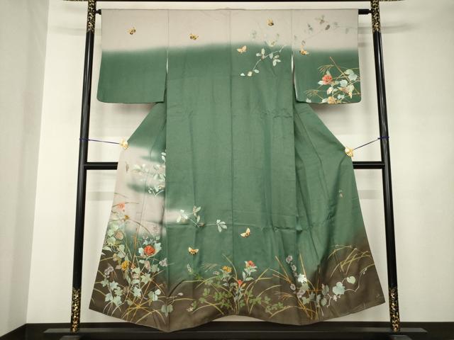 ■■■　サイズ　■■■ 身丈 149cm（肩から） 裄丈 63cm 袖丈 49cm　縫込み 7cm 袖幅 32cm 前幅 23cm 後幅 30cm 着物縫いこみ 内揚げ 12cm 裄 お袖側 約3cm　身頃側 約5cm ■■■　商品詳細　■■■ 【正絹】 状態は接写画像のように両袖・八掛に薄い汚れがございますが その他特に目立ったシミ汚れなどもなく大変良い状態です。 大変上質な逸品になります。 お安く出品致しますので、是非この機会にいかがでしょうか？ ※若干着用シワがございます。 ■■■　注意事項　■■■ ■モニター発色の具合により色合いが異なる場合がございます。 ■寸法は多少の誤差が生じる場合がございますのでご了承ください。 ■縫込みの長さが左右非対称の場合は短い部分を記載しております。 左右非対称であってもご返品・お値引き等の保証は出来かねますので、ご了承の上ご購入をお願い致します。 ■シミ等のチェックには注意を払っておりますが、見落としがある場合もございますし、個人の見解も様々ですので神経質な方のご購入はお控えください。 ■箪笥に入っておりました着物や帯なので畳みシワや匂いがあるものもございます。 ■お休みは基本的に土日祝となりますが、その他臨時でお休みする場合がございますのでご了承ください。 ■商品の発送は平日のみの発送となります。 ■夜間と土曜、日曜日はお問い合わせの回答が遅れる場合がございます。 ■当店では、お直し、紋入れ、お手入れ等は承っておりません。 ■生地の状態（ヤケ、経年劣化等）によってはサイズ直しが出来ない場合がございます。 その点もどうかご了承のうえ、ご購入をお願いいたします。 ■弊社で取り扱う商品は一点ものにつき、時期や在庫状況に応じて金額が変更となる場合がございます。 ■検針は行っておりません。予めご了承いただきますようお願いいたします。 ■【洗える着物】と記載のある商品におきましては、商品お届け後に洗濯を行ってしまってからのご返品にはご対応しかねます。 念の為、専門店でのお手入れをお願いいたします。 ■写真に写っている物が全てになります。それ以外の付属品はございませんのでご了承ください。 ■状態に関する写真につきましては、掲載可能な写真枚数に限りがあるため、各箇所につき1枚参考画像を掲載しております。 ■着物のサイズ目安は下記を参考ください↓ ＜女性着物＞　お端折り次第で＋5cm　−1cmが着用可能サイズ 　例）身丈170cmの場合、身長160cm〜175cm ＜男性着物＞　身丈＋約25cm〜27cm程が適応身長 　例）身丈155cmの場合、身長180〜182cm