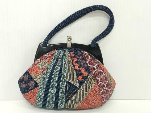 ■■■　サイズ　■■■ 横　　　26cm 縦　　　17cm　　持ち手まで　30cm 奥行き　4cm ■■■　商品詳細　■■■ 状態は特に目立ったシミ汚れなどもなく大変良い状態です。 大変上質な極上の逸品になります。 お安く出品致しますので、是非この機会にいかがでしょうか？ ■■■　注意事項　■■■ ■モニター発色の具合により色合いが異なる場合がございます。 ■寸法は多少の誤差が生じる場合がございますのでご了承ください。 ■縫込みの長さが左右非対称の場合は短い部分を記載しております。 左右非対称であってもご返品・お値引き等の保証は出来かねますので、ご了承の上ご購入をお願い致します。 ■シミ等のチェックには注意を払っておりますが、見落としがある場合もございますし、個人の見解も様々ですので神経質な方のご購入はお控えください。 ■箪笥に入っておりました着物や帯なので畳みシワや匂いがあるものもございます。 ■お休みは基本的に土日祝となりますが、その他臨時でお休みする場合がございますのでご了承ください。 ■商品の発送は平日のみの発送となります。 ■夜間と土曜、日曜日はお問い合わせの回答が遅れる場合がございます。 ■当店では、お直し、紋入れ、お手入れ等は承っておりません。 ■生地の状態（ヤケ、経年劣化等）によってはサイズ直しが出来ない場合がございます。 その点もどうかご了承のうえ、ご購入をお願いいたします。 ■弊社で取り扱う商品は一点ものにつき、時期や在庫状況に応じて金額が変更となる場合がございます。 ■検針は行っておりません。予めご了承いただきますようお願いいたします。 ■【洗える着物】と記載のある商品におきましては、商品お届け後に洗濯を行ってしまってからのご返品にはご対応しかねます。 念の為、専門店でのお手入れをお願いいたします。 ■写真に写っている物が全てになります。 それ以外の付属品はございませんのでご了承ください。 ■状態に関する写真につきましては、掲載可能な写真枚数に限りがあるため、 各箇所につき1枚参考画像を掲載しております。 ■着物のサイズ目安は下記を参考ください↓ ＜女性着物＞　お端折り次第で＋5cm　−10cmが着用可能サイズ 　例）身丈170cmの場合、身長160cm〜175cm ＜男性着物＞　身丈＋約25cm〜27cm程が適応身長 　例）身丈155cmの場合、身長180cm〜182cm