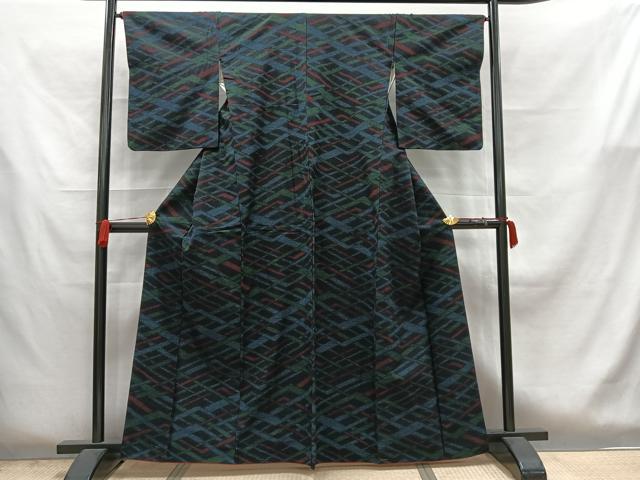 ■■■　サイズ　■■■ 身丈 159.5cm（肩から） 裄丈 65.5cm 袖丈 51.5cm　縫込み 5cm 袖幅 32.5cm 前幅 23cm 後幅 30.5cm 着物縫いこみ 内揚げ 6cm 裄 お袖側 約2.5cm　身頃側 約1cm ■■■　商品詳細　■■■ 【正絹・バチ衿】 状態は特に目立ったシミ汚れなどもなく大変良い状態です。 大変上質な逸品になります。 お安く出品致しますので、是非この機会にいかがでしょうか？ ■■■　注意事項　■■■ ■モニター発色の具合により色合いが異なる場合がございます。 ■寸法は多少の誤差が生じる場合がございますのでご了承ください。 ■縫込みの長さが左右非対称の場合は短い部分を記載しております。 左右非対称であってもご返品・お値引き等の保証は出来かねますので、ご了承の上ご購入をお願い致します。 ■シミ等のチェックには注意を払っておりますが、見落としがある場合もございますし、個人の見解も様々ですので神経質な方のご購入はお控えください。 ■箪笥に入っておりました着物や帯なので畳みシワや匂いがあるものもございます。 ■お休みは基本的に土日祝となりますが、その他臨時でお休みする場合がございますのでご了承ください。 ■商品の発送は平日のみの発送となります。 ■夜間と土曜、日曜日はお問い合わせの回答が遅れる場合がございます。 ■当店では、お直し、紋入れ、お手入れ等は承っておりません。 ■生地の状態（ヤケ、経年劣化等）によってはサイズ直しが出来ない場合がございます。 その点もどうかご了承のうえ、ご購入をお願いいたします。 ■弊社で取り扱う商品は一点ものにつき、時期や在庫状況に応じて金額が変更となる場合がございます。 ■検針は行っておりません。予めご了承いただきますようお願いいたします。 ■【洗える着物】と記載のある商品におきましては、商品お届け後に洗濯を行ってしまってからのご返品にはご対応しかねます。 念の為、専門店でのお手入れをお願いいたします。 ■着物のサイズ目安は下記を参考ください↓ ＜女性着物＞　お端折り次第で＋5cm　−1cmが着用可能サイズ 　例）身丈170cmの場合、身長160cm〜175cm ＜男性着物＞　身丈＋約25cm〜27cm程が適応身長 　例）身丈155cmの場合、身長180〜182cm