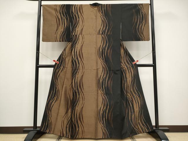 ■■■　サイズ　■■■ 身丈 160cm（肩から） 裄丈 66.5cm 袖丈 49cm　 縫込み 8.5cm 袖幅 34.5cm 前幅 23cm 後幅 28.5cm 着物縫いこみ 内揚げ 5cm 裄 お袖側 約 3cm　身頃側 約 3cm ■■■　商品詳細　■■■ 【正絹】 状態は接写画像のように、衿裏にホックシミがございますが その他表地は特に目立ったシミ汚れなどもなく大変良い状態です。 あまり気にならずお召になれるかと思います。 大変上質な極上の逸品になります。 お安く出品致しますので、是非この機会にいかがでしょうか？ ■■■　注意事項　■■■ ■モニター発色の具合により色合いが異なる場合がございます。 ■寸法は多少の誤差が生じる場合がございますのでご了承ください。 ■縫込みの長さが左右非対称の場合は短い部分を記載しております。 左右非対称であってもご返品・お値引き等の保証は出来かねますので、ご了承の上ご購入をお願い致します。 ■シミ等のチェックには注意を払っておりますが、見落としがある場合もございますし、個人の見解も様々ですので神経質な方のご購入はお控えください。 ■箪笥に入っておりました着物や帯なので畳みシワや匂いがあるものもございます。 ■お休みは基本的に土日祝となりますが、その他臨時でお休みする場合がございますのでご了承ください。 ■商品の発送は平日のみの発送となります。 ■夜間と土曜、日曜日はお問い合わせの回答が遅れる場合がございます。 ■当店では、お直し、紋入れ、お手入れ等は承っておりません。 ■生地の状態（ヤケ、経年劣化等）によってはサイズ直しが出来ない場合がございます。 その点もどうかご了承のうえ、ご購入をお願いいたします。 ■弊社で取り扱う商品は一点ものにつき、時期や在庫状況に応じて金額が変更となる場合がございます。 ■検針は行っておりません。予めご了承いただきますようお願いいたします。 ■【洗える着物】と記載のある商品におきましては、商品お届け後に洗濯を行ってしまってからのご返品にはご対応しかねます。 念の為、専門店でのお手入れをお願いいたします。 ■着物のサイズ目安は下記を参考ください↓ ＜女性着物＞　お端折り次第で＋5?　−10?が着用可能サイズ 　例）身丈170?の場合、身長160?〜175? ＜男性着物＞　身丈＋約25?〜27?程が適応身長 　例）身丈155?の場合、身長180〜182?