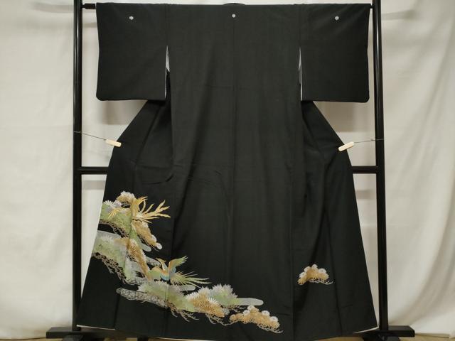 ■■■　サイズ　■■■ 身丈 156cm（肩から） 裄丈 64cm 袖丈 46cm　縫込み 3cm 袖幅 32cm 前幅 23cm 後幅 30cm 着物縫いこみ 内揚げ 0cm 裄 お袖側 約1cm　身頃側 約1cm ■■■　商品詳細　■■■ 【正絹・五つ紋・比翼仕立て】 状態は画像を添付しておりますので、そちらをご確認下さいますよう宜しくお願い致します。 大変上質な逸品になります。 お安く出品致しますので、是非この機会にいかがでしょうか？ ■■■　注意事項　■■■ ■モニター発色の具合により色合いが異なる場合がございます。 ■寸法は多少の誤差が生じる場合がございますのでご了承ください。 ■縫込みの長さが左右非対称の場合は短い部分を記載しております。 左右非対称であってもご返品・お値引き等の保証は出来かねますので、ご了承の上ご購入をお願い致します。 ■シミ等のチェックには注意を払っておりますが、見落としがある場合もございますし、個人の見解も様々ですので神経質な方のご購入はお控えください。 ■箪笥に入っておりました着物や帯なので畳みシワや匂いがあるものもございます。 ■お休みは基本的に土日祝となりますが、その他臨時でお休みする場合がございますのでご了承ください。 ■商品の発送は平日のみの発送となります。 ■夜間と土曜、日曜日はお問い合わせの回答が遅れる場合がございます。 ■当店では、お直し、紋入れ、お手入れ等は承っておりません。 ■生地の状態（ヤケ、経年劣化等）によってはサイズ直しが出来ない場合がございます。 その点もどうかご了承のうえ、ご購入をお願いいたします。 ■弊社で取り扱う商品は一点ものにつき、時期や在庫状況に応じて金額が変更となる場合がございます。 ■検針は行っておりません。予めご了承いただきますようお願いいたします。 ■【洗える着物】と記載のある商品におきましては、商品お届け後に洗濯を行ってしまってからのご返品にはご対応しかねます。 念の為、専門店でのお手入れをお願いいたします。 ■着物のサイズ目安は下記を参考ください↓ ＜女性着物＞　お端折り次第で＋5cm　−1cmが着用可能サイズ 　例）身丈170cmの場合、身長160cm〜175cm ＜男性着物＞　身丈＋約25cm〜27cm程が適応身長 　例）身丈155cmの場合、身長180〜182cm