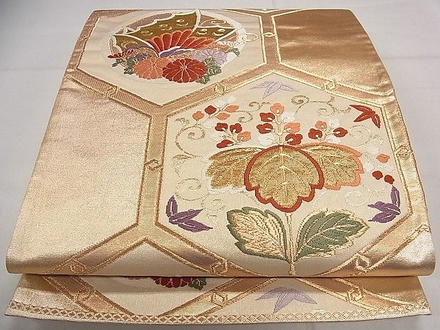 ■■■　サイズ　■■■ 長さ 432cm 幅 30.5cm程 ■■■　商品詳細　■■■ 【正絹】 状態は接写画像のように裏地に薄い汚れがございますがその他表地は特に目立ったシミ汚れなどもなく大変良い状態です。 着用時には見えない部分になりますのであまり気にならずお召になれるかと思います。 大変上質な逸品になります。 お安く出品致しますので、是非この機会にいかがでしょうか？ ■■■　注意事項　■■■ ■モニター発色の具合により色合いが異なる場合がございます。 ■寸法は多少の誤差が生じる場合がございますのでご了承ください。 ■縫込みの長さが左右非対称の場合は短い部分を記載しております。 左右非対称であってもご返品・お値引き等の保証は出来かねますので、ご了承の上ご購入をお願い致します。 ■シミ等のチェックには注意を払っておりますが、見落としがある場合もございますし、個人の見解も様々ですので神経質な方のご購入はお控えください。 ■箪笥に入っておりました着物や帯なので畳みシワや匂いがあるものもございます。 ■お休みは基本的に土日祝となりますが、その他臨時でお休みする場合がございますのでご了承ください。 ■商品の発送は平日のみの発送となります。 ■夜間と土曜、日曜日はお問い合わせの回答が遅れる場合がございます。 ■当店では、お直し、紋入れ、お手入れ等は承っておりません。 ■生地の状態（ヤケ、経年劣化等）によってはサイズ直しが出来ない場合がございます。 その点もどうかご了承のうえ、ご購入をお願いいたします。 ■弊社で取り扱う商品は一点ものにつき、時期や在庫状況に応じて金額が変更となる場合がございます。 ■検針は行っておりません。予めご了承いただきますようお願いいたします。 ■【洗える着物】と記載のある商品におきましては、商品お届け後に洗濯を行ってしまってからのご返品にはご対応しかねます。 念の為、専門店でのお手入れをお願いいたします。 ■着物のサイズ目安は下記を参考ください↓ ＜女性着物＞　お端折り次第で＋5cm　−1cmが着用可能サイズ 　例）身丈170cmの場合、身長160cm〜175cm ＜男性着物＞　身丈＋約25cm〜27cm程が適応身長 　例）身丈155cmの場合、身長180〜182cm