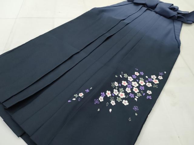 ■■■　サイズ　■■■ 紐下丈　約98cm ■■■　商品詳細　■■■ 【化繊】 状態は特に目立ったシミ汚れなどもなく大変良い状態です。 お安く出品致しますので、是非この機会にいかがでしょうか？ ■■■　注意事項　■■■ ■モニター発色の具合により色合いが異なる場合がございます。 ■寸法は多少の誤差が生じる場合がございますのでご了承ください。 ■シミ等のチェックには注意を払っておりますが、見落としがある場合もございますし、個人の見解も様々ですので神経質な方のご購入はお控えください。 ■箪笥に入っておりました着物や帯なので畳みシワや匂いがあるものもございます。 ■お休みは基本的に土日祝となりますが、その他臨時でお休みする場合がございますのでご了承ください。 ■商品の発送は平日のみの発送となります。 ■夜間と土曜、日曜日はお問い合わせの回答が遅れる場合がございます。 ■当店では、お直し、紋入れ、お手入れ等は承っておりません。 ■生地の状態（ヤケ、経年劣化等）によってはサイズ直しが出来ない場合がございます。 その点もどうかご了承のうえ、ご購入をお願いいたします。 ■着物のサイズ目安は下記を参考ください↓ ＜女性着物＞　身長-10cm+5cmが着用可能サイズ(お端折り次第) 　例）身長160cmの方→着物身丈150cm〜165cm ＜男性着物＞　身長-27cm ±5cmが着用可能サイズ 　例）身長170cmの方→着物身丈138cm〜148cm