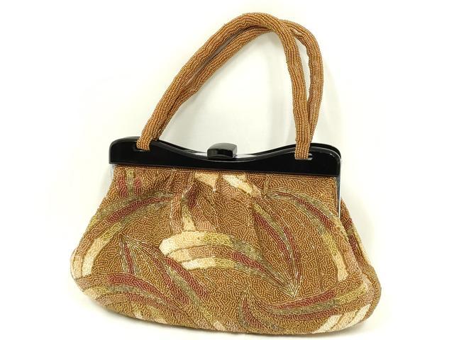 ■■■　サイズ　■■■ 【バッグ】 横　　　29cm 縦　　　15cm　取っ手込み　30.5cm 奥行き　6cm ■■■　商品詳細　■■■ 状態は参考画像のように薄い汚れ、ビーズの欠損がございます。 大変上質な逸品になります。 お安く出品致しますので、是非この機会にいかがでしょうか？ ■■■　注意事項　■■■ ■モニター発色の具合により色合いが異なる場合がございます。 ■寸法は多少の誤差が生じる場合がございますのでご了承ください。 ■縫込みの長さが左右非対称の場合は短い部分を記載しております。 左右非対称であってもご返品・お値引き等の保証は出来かねますので、ご了承の上ご購入をお願い致します。 ■シミ等のチェックには注意を払っておりますが、見落としがある場合もございますし、個人の見解も様々ですので神経質な方のご購入はお控えください。 ■箪笥に入っておりました着物や帯なので畳みシワや匂いがあるものもございます。 ■お休みは基本的に土日祝となりますが、その他臨時でお休みする場合がございますのでご了承ください。 ■商品の発送は平日のみの発送となります。 ■夜間と土曜、日曜日はお問い合わせの回答が遅れる場合がございます。 ■当店では、お直し、紋入れ、お手入れ等は承っておりません。 ■生地の状態（ヤケ、経年劣化等）によってはサイズ直しが出来ない場合がございます。 その点もどうかご了承のうえ、ご購入をお願いいたします。 ■弊社で取り扱う商品は一点ものにつき、時期や在庫状況に応じて金額が変更となる場合がございます。 ■検針は行っておりません。予めご了承いただきますようお願いいたします。 ■【洗える着物】と記載のある商品におきましては、商品お届け後に洗濯を行ってしまってからのご返品にはご対応しかねます。 念の為、専門店でのお手入れをお願いいたします。 ■写真に写っている物が全てになります。それ以外の付属品はございませんのでご了承ください。 ■状態に関する写真につきましては、掲載可能な写真枚数に限りがあるため、各箇所につき1枚参考画像を掲載しております。 ■着物のサイズ目安は下記を参考ください↓ ＜女性着物＞　お端折り次第で＋5cm　−1cmが着用可能サイズ 　例）身丈170cmの場合、身長160cm〜175cm ＜男性着物＞　身丈＋約25cm〜27cm程が適応身長 　例）身丈155cmの場合、身長180〜182cm
