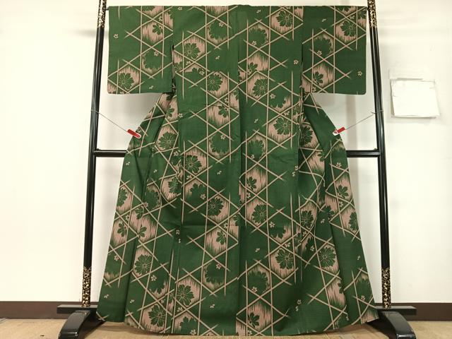 ■■■　サイズ　■■■ 身丈 164.5cm（肩から） 裄丈 66.5cm 袖丈 48.5cm　縫込み 1cm 袖幅 33cm 前幅 22.5cm 後幅 30cm 着物縫いこみ 内揚げ 0cm 裄 お袖側 約0cm　身頃側 約1cm ■■■　商品詳細　■■■ 【綿】 状態は特に目立ったシミ汚れなどもなく大変良い状態です。 大変上質な逸品になります。 お安く出品致しますので、是非この機会にいかがでしょうか？ ■■■　注意事項　■■■ ■モニター発色の具合により色合いが異なる場合がございます。 ■寸法は多少の誤差が生じる場合がございますのでご了承ください。 ■縫込みの長さが左右非対称の場合は短い部分を記載しております。 左右非対称であってもご返品・お値引き等の保証は出来かねますので、ご了承の上ご購入をお願い致します。 ■シミ等のチェックには注意を払っておりますが、見落としがある場合もございますし、個人の見解も様々ですので神経質な方のご購入はお控えください。 ■箪笥に入っておりました着物や帯なので畳みシワや匂いがあるものもございます。 ■お休みは基本的に土日祝となりますが、その他臨時でお休みする場合がございますのでご了承ください。 ■商品の発送は平日のみの発送となります。 ■夜間と土曜、日曜日はお問い合わせの回答が遅れる場合がございます。 ■当店では、お直し、紋入れ、お手入れ等は承っておりません。 ■生地の状態（ヤケ、経年劣化等）によってはサイズ直しが出来ない場合がございます。 その点もどうかご了承のうえ、ご購入をお願いいたします。 ■弊社で取り扱う商品は一点ものにつき、時期や在庫状況に応じて金額が変更となる場合がございます。 ■検針は行っておりません。予めご了承いただきますようお願いいたします。 ■【洗える着物】と記載のある商品におきましては、商品お届け後に洗濯を行ってしまってからのご返品にはご対応しかねます。 念の為、専門店でのお手入れをお願いいたします。 ■写真に写っている物が全てになります。それ以外の付属品はございませんのでご了承ください。 ■状態に関する写真につきましては、掲載可能な写真枚数に限りがあるため、各箇所につき1枚参考画像を掲載しております。 ■着物のサイズ目安は下記を参考ください↓ ＜女性着物＞　お端折り次第で＋5cm　－1cmが着用可能サイズ 　例）身丈170cmの場合、身長160cm～175cm ＜男性着物＞　身丈＋約25cm～27cm程が適応身長 　例）身丈155cmの場合、身長180～182cm
