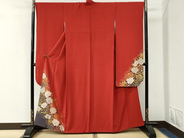 ■■■　サイズ　■■■ 身丈 161cm（肩から） 裄丈 68.5cm 袖丈 105cm　縫込み 8cm 袖幅 34cm 前幅 25cm 後幅 30cm 着物縫いこみ 内揚げ 10cm 裄 お袖側 約3cm　身頃側 約3cm ■■■　商品詳細　■■■ 【正絹】 状態は特に目立ったシミ汚れなどもなく大変良い状態です。 大変上質な逸品になります。 お安く出品致しますので、是非この機会にいかがでしょうか？ ■■■　注意事項　■■■ ■モニター発色の具合により色合いが異なる場合がございます。 ■寸法は多少の誤差が生じる場合がございますのでご了承ください。 ■縫込みの長さが左右非対称の場合は短い部分を記載しております。 左右非対称であってもご返品・お値引き等の保証は出来かねますので、ご了承の上ご購入をお願い致します。 ■シミ等のチェックには注意を払っておりますが、見落としがある場合もございますし、個人の見解も様々ですので神経質な方のご購入はお控えください。 ■箪笥に入っておりました着物や帯なので畳みシワや匂いがあるものもございます。 ■お休みは基本的に土日祝となりますが、その他臨時でお休みする場合がございますのでご了承ください。 ■商品の発送は平日のみの発送となります。 ■夜間と土曜、日曜日はお問い合わせの回答が遅れる場合がございます。 ■当店では、お直し、紋入れ、お手入れ等は承っておりません。 ■生地の状態（ヤケ、経年劣化等）によってはサイズ直しが出来ない場合がございます。 その点もどうかご了承のうえ、ご購入をお願いいたします。 ■弊社で取り扱う商品は一点ものにつき、時期や在庫状況に応じて金額が変更となる場合がございます。 ■検針は行っておりません。予めご了承いただきますようお願いいたします。 ■【洗える着物】と記載のある商品におきましては、商品お届け後に洗濯を行ってしまってからのご返品にはご対応しかねます。 念の為、専門店でのお手入れをお願いいたします。 ■写真に写っている物が全てになります。それ以外の付属品はございませんのでご了承ください。 ■状態に関する写真につきましては、掲載可能な写真枚数に限りがあるため、各箇所につき1枚参考画像を掲載しております。 ■着物のサイズ目安は下記を参考ください↓ ＜女性着物＞　お端折り次第で＋5cm　−1cmが着用可能サイズ 　例）身丈170cmの場合、身長160cm〜175cm ＜男性着物＞　身丈＋約25cm〜27cm程が適応身長 　例）身丈155cmの場合、身長180〜182cm