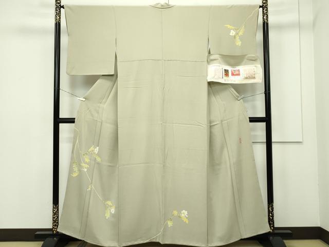 ■■■　サイズ　■■■ 身丈 160cm（肩から） 裄丈 65cm 袖丈 49cm　 縫込み 5.5cm 袖幅 33cm 前幅 26.5cm 後幅 30cm 着物縫いこみ 内揚げ 6cm 裄 お袖側 約 3cm　身頃側 約 2cm ■■■　商品詳細　■■■ 【正絹】 状態は特に目立ったシミ汚れなどもなく大変良い状態です。 日本工芸会正会員、加賀友禅伝統工芸士。 初代由水十久氏の長男として生まれ、京友禅の人間国宝森口華弘氏に師事。 昭和52年「日本伝統工芸展」入選をはじめ、数々の受賞歴を重ねています。 大切にしているのは、女性のしぐさに秘められた着姿の美しさと、 作品の中の絵柄が創り出す空間へのこだわり。 鋭い感性と観察力を持ち、茶道や日本舞踊等にも通じ、 常に独自の友禅を作るという永遠のテーマをもって創作に励んでいます。 大変上質な極上の逸品になります。 お安く出品致しますので、是非この機会にいかがでしょうか？ ■■■　注意事項　■■■ ■モニター発色の具合により色合いが異なる場合がございます。 ■寸法は多少の誤差が生じる場合がございますのでご了承ください。 ■縫込みの長さが左右非対称の場合は短い部分を記載しております。 左右非対称であってもご返品・お値引き等の保証は出来かねますので、ご了承の上ご購入をお願い致します。 ■シミ等のチェックには注意を払っておりますが、見落としがある場合もございますし、個人の見解も様々ですので神経質な方のご購入はお控えください。 ■箪笥に入っておりました着物や帯なので畳みシワや匂いがあるものもございます。 ■お休みは基本的に土日祝となりますが、その他臨時でお休みする場合がございますのでご了承ください。 ■商品の発送は平日のみの発送となります。 ■夜間と土曜、日曜日はお問い合わせの回答が遅れる場合がございます。 ■当店では、お直し、紋入れ、お手入れ等は承っておりません。 ■生地の状態（ヤケ、経年劣化等）によってはサイズ直しが出来ない場合がございます。 その点もどうかご了承のうえ、ご購入をお願いいたします。 ■弊社で取り扱う商品は一点ものにつき、時期や在庫状況に応じて金額が変更となる場合がございます。 ■検針は行っておりません。予めご了承いただきますようお願いいたします。 ■【洗える着物】と記載のある商品におきましては、商品お届け後に洗濯を行ってしまってからのご返品にはご対応しかねます。 念の為、専門店でのお手入れをお願いいたします。 ■着物のサイズ目安は下記を参考ください↓ ＜女性着物＞　お端折り次第で＋5?　−10?が着用可能サイズ 　例）身丈170?の場合、身長160?〜175? ＜男性着物＞　身丈＋約25?〜27?程が適応身長 　例）身丈155?の場合、身長180〜182?