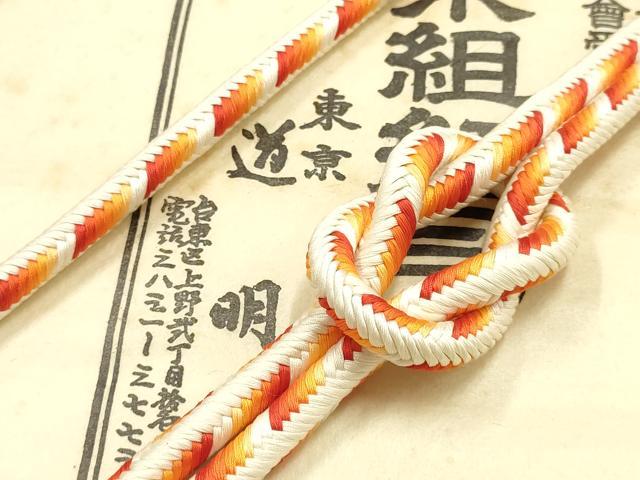 ■■■　サイズ　■■■ 長さ　約142.5cm（房を除く） ■■■　商品詳細　■■■ 【正絹】 状態は参考画像のように糸飛び出しがございますが その他特に目立ったシミ汚れなどもなく大変良い状態です。 大変上質な逸品になります。 お安く出品致しますので、是非この機会にいかがでしょうか？ ■■■　注意事項　■■■ ■モニター発色の具合により色合いが異なる場合がございます。 ■寸法は多少の誤差が生じる場合がございますのでご了承ください。 ■縫込みの長さが左右非対称の場合は短い部分を記載しております。 左右非対称であってもご返品・お値引き等の保証は出来かねますので、ご了承の上ご購入をお願い致します。 ■シミ等のチェックには注意を払っておりますが、見落としがある場合もございますし、個人の見解も様々ですので神経質な方のご購入はお控えください。 ■箪笥に入っておりました着物や帯なので畳みシワや匂いがあるものもございます。 ■お休みは基本的に土日祝となりますが、その他臨時でお休みする場合がございますのでご了承ください。 ■商品の発送は平日のみの発送となります。 ■夜間と土曜、日曜日はお問い合わせの回答が遅れる場合がございます。 ■当店では、お直し、紋入れ、お手入れ等は承っておりません。 ■生地の状態（ヤケ、経年劣化等）によってはサイズ直しが出来ない場合がございます。 その点もどうかご了承のうえ、ご購入をお願いいたします。 ■弊社で取り扱う商品は一点ものにつき、時期や在庫状況に応じて金額が変更となる場合がございます。 ■検針は行っておりません。予めご了承いただきますようお願いいたします。 ■【洗える着物】と記載のある商品におきましては、商品お届け後に洗濯を行ってしまってからのご返品にはご対応しかねます。 念の為、専門店でのお手入れをお願いいたします。 ■着物のサイズ目安は下記を参考ください↓ ＜女性着物＞　お端折り次第で＋5cm　−1cmが着用可能サイズ 　例）身丈170cmの場合、身長160cm〜175cm ＜男性着物＞　身丈＋約25cm〜27cm程が適応身長 　例）身丈155cmの場合、身長180〜182cm