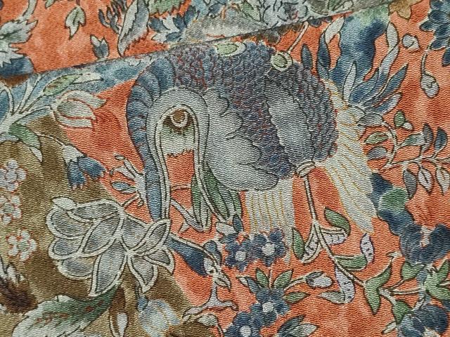 ■■■　サイズ　■■■ 身丈 160.5cm（肩から） 裄丈 60cm 袖丈 52cm　縫込み 6.5cm 袖幅 34cm 前幅 24cm 後幅 29cm 着物縫いこみ 内揚げ 0cm 裄 お袖側 約1.5cm　身頃側 約3.5cm ■■■　商品詳細　■■■ 【正絹】 状態は特に目立ったシミ汚れなどもなく大変良い状態です。 大変上質な逸品になります。 お安く出品致しますので、是非この機会にいかがでしょうか？ ■■■　注意事項　■■■ ■モニター発色の具合により色合いが異なる場合がございます。 ■寸法は多少の誤差が生じる場合がございますのでご了承ください。 ■縫込みの長さが左右非対称の場合は短い部分を記載しております。 左右非対称であってもご返品・お値引き等の保証は出来かねますので、ご了承の上ご購入をお願い致します。 ■シミ等のチェックには注意を払っておりますが、見落としがある場合もございますし、個人の見解も様々ですので神経質な方のご購入はお控えください。 ■箪笥に入っておりました着物や帯なので畳みシワや匂いがあるものもございます。 ■お休みは基本的に土日祝となりますが、その他臨時でお休みする場合がございますのでご了承ください。 ■商品の発送は平日のみの発送となります。 ■夜間と土曜、日曜日はお問い合わせの回答が遅れる場合がございます。 ■当店では、お直し、紋入れ、お手入れ等は承っておりません。 ■生地の状態（ヤケ、経年劣化等）によってはサイズ直しが出来ない場合がございます。 その点もどうかご了承のうえ、ご購入をお願いいたします。 ■弊社で取り扱う商品は一点ものにつき、時期や在庫状況に応じて金額が変更となる場合がございます。 ■検針は行っておりません。予めご了承いただきますようお願いいたします。 ■【洗える着物】と記載のある商品におきましては、商品お届け後に洗濯を行ってしまってからのご返品にはご対応しかねます。 念の為、専門店でのお手入れをお願いいたします。 ■写真に写っている物が全てになります。それ以外の付属品はございませんのでご了承ください。 ■着物のサイズ目安は下記を参考ください↓ ＜女性着物＞　お端折り次第で＋5cm　－1cmが着用可能サイズ 　例）身丈170cmの場合、身長160cm～175cm ＜男性着物＞　身丈＋約25cm～27cm程が適応身長 　例）身丈155cmの場合、身長180～182cm