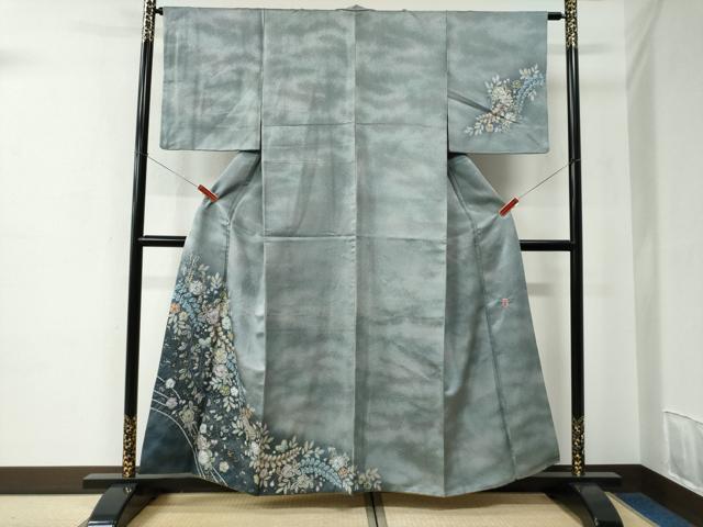 ■■■　サイズ　■■■ 身丈 158cm（肩から） 裄丈 63.5cm 袖丈 49cm　縫込み 7cm 袖幅 33cm 前幅 24.5cm 後幅 30cm 着物縫いこみ 内揚げ 11cm 裄 お袖側 約4cm　身頃側 約5cm ■■■　商品詳細　■■■ 【正絹】 状態は特に目立ったシミ汚れなどもなく大変良い状態です。 「翠山」とはさかのぼること120年前、 越後十日町の一流染匠「桐屋(とうや)」、 四代前の田村久平が使用していた「雅号」です。 桐屋の五代目久平が明治時代に工房を開く際、 この十日町地方の山々の翠濃く、 水清くして美しい景観から雅号を「翠山」とし、 創作の場を「翠山工房」と命名しました。 長年辻が花のみを研究し、その美しさを高めることに専念、 独特の色彩美に、艶やかかつ華やぎあふれる「翠山工房辻が花」が誕生致しました。 「桐屋」は現当主の田村憲一で九代目を数え、長い歴史がございます。 明治の頃から麻織物から絹織物、昭和に入り織物から染めへと転換し、 昭和50年代に「辻が花」に出会い、30年以上にわたり「辻が花」を創作し続けています。 デザイン・染め・絞り等の全行程は産地内で行い、 辻が花に魅せられた職人達が手仕事にこだわって丹精を込めて制作しております。 辻が花は室町中期から江戸時代にかけて流行した絵模様染めです。 現在残されている遺品の中には、 その時代の武将・上層階級(上杉謙信・豊臣秀吉・徳川家康や各夫人)の人々の 小袖・胴服が保存され伝わっております。 武将達はファッションの先端をゆく斬新で目立つ辻が花を好んだそうです。 また、当時は染物と言えば辻が花と言われるほど流行し、一般的な物でした。 「辻ヶ花」を構成するのは、絞りと墨絵。 絞り染は、昔ながらの方法−桶だし絞りや小帽子で模様を描き出します。 小帽子は和紙と竹の皮とを糸で括り、 桶だし絞りは桶の中に染めたくない部分を入れ込み蓋できつく絞り、 染料に浸し染めます。 ひとつひとつ気の遠くなるような作業を繰り返すことで染模様が浮かび上がります。 その絞りの合間に墨絵が描かれます。 墨絵には室町桃山という乱世を生きた人々の “祈り”や“願い”が込められているといいます。 先々まで美しく延び咲く藤の花には「子孫繁栄」の意味が込められております。 大変上質な逸品になります。 お安く出品致しますので、是非この機会にいかがでしょうか？ ■■■　注意事項　■■■ ■モニター発色の具合により色合いが異なる場合がございます。 ■寸法は多少の誤差が生じる場合がございますのでご了承ください。 ■縫込みの長さが左右非対称の場合は短い部分を記載しております。 左右非対称であってもご返品・お値引き等の保証は出来かねますので、ご了承の上ご購入をお願い致します。 ■シミ等のチェックには注意を払っておりますが、見落としがある場合もございますし、個人の見解も様々ですので神経質な方のご購入はお控えください。 ■箪笥に入っておりました着物や帯なので畳みシワや匂いがあるものもございます。 ■お休みは基本的に土日祝となりますが、その他臨時でお休みする場合がございますのでご了承ください。 ■商品の発送は平日のみの発送となります。 ■夜間と土曜、日曜日はお問い合わせの回答が遅れる場合がございます。 ■当店では、お直し、紋入れ、お手入れ等は承っておりません。 ■生地の状態（ヤケ、経年劣化等）によってはサイズ直しが出来ない場合がございます。 その点もどうかご了承のうえ、ご購入をお願いいたします。 ■弊社で取り扱う商品は一点ものにつき、時期や在庫状況に応じて金額が変更となる場合がございます。 ■検針は行っておりません。予めご了承いただきますようお願いいたします。 ■【洗える着物】と記載のある商品におきましては、商品お届け後に洗濯を行ってしまってからのご返品にはご対応しかねます。 念の為、専門店でのお手入れをお願いいたします。 ■着物のサイズ目安は下記を参考ください↓ ＜女性着物＞　お端折り次第で＋5cm　−1cmが着用可能サイズ 　例）身丈170cmの場合、身長160cm〜175cm ＜男性着物＞　身丈＋約25cm〜27cm程が適応身長 　例）身丈155cmの場合、身長180〜182cm