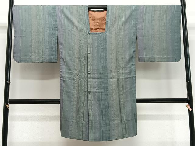 ■■■　サイズ　■■■ 身丈 101.5cm（肩から） 裄丈 69cm 袖丈 47.5cm　縫込み 4cm 袖幅 34.5cm 前幅 22.5cm 後幅 30cm 裄 お袖側 約1.5cm　身頃側 約1cm ■■■　商品詳細　■■■ 【正絹】 状態は特に目立ったシミ汚れなどもなく大変良い状態です。 大変上質な逸品になります。 お安く出品致しますので、是非この機会にいかがでしょうか？ ■■■　注意事項　■■■ ■モニター発色の具合により色合いが異なる場合がございます。 ■寸法は多少の誤差が生じる場合がございますのでご了承ください。 ■縫込みの長さが左右非対称の場合は短い部分を記載しております。 左右非対称であってもご返品・お値引き等の保証は出来かねますので、ご了承の上ご購入をお願い致します。 ■シミ等のチェックには注意を払っておりますが、見落としがある場合もございますし、個人の見解も様々ですので神経質な方のご購入はお控えください。 ■箪笥に入っておりました着物や帯なので畳みシワや匂いがあるものもございます。 ■お休みは基本的に土日祝となりますが、その他臨時でお休みする場合がございますのでご了承ください。 ■商品の発送は平日のみの発送となります。 ■夜間と土曜、日曜日はお問い合わせの回答が遅れる場合がございます。 ■当店では、お直し、紋入れ、お手入れ等は承っておりません。 ■生地の状態（ヤケ、経年劣化等）によってはサイズ直しが出来ない場合がございます。 その点もどうかご了承のうえ、ご購入をお願いいたします。 ■弊社で取り扱う商品は一点ものにつき、時期や在庫状況に応じて金額が変更となる場合がございます。 ■検針は行っておりません。予めご了承いただきますようお願いいたします。 ■【洗える着物】と記載のある商品におきましては、商品お届け後に洗濯を行ってしまってからのご返品にはご対応しかねます。 念の為、専門店でのお手入れをお願いいたします。 ■着物のサイズ目安は下記を参考ください↓ ＜女性着物＞　お端折り次第で＋5cm　−1cmが着用可能サイズ 　例）身丈170cmの場合、身長160cm〜175cm ＜男性着物＞　身丈＋約25cm〜27cm程が適応身長 　例）身丈155cmの場合、身長180〜182cm