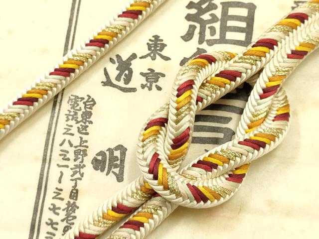 ■■■　サイズ　■■■ 長さ　約173cm（房を除く） ■■■　商品詳細　■■■ 【正絹】 状態は参考画像のように所々に薄い汚れがございます。 大変上質な逸品になります。 お安く出品致しますので、是非この機会にいかがでしょうか？ ■■■　注意事項　■■■ ■モニター発色の具合により色合いが異なる場合がございます。 ■寸法は多少の誤差が生じる場合がございますのでご了承ください。 ■縫込みの長さが左右非対称の場合は短い部分を記載しております。 左右非対称であってもご返品・お値引き等の保証は出来かねますので、ご了承の上ご購入をお願い致します。 ■シミ等のチェックには注意を払っておりますが、見落としがある場合もございますし、個人の見解も様々ですので神経質な方のご購入はお控えください。 ■箪笥に入っておりました着物や帯なので畳みシワや匂いがあるものもございます。 ■お休みは基本的に土日祝となりますが、その他臨時でお休みする場合がございますのでご了承ください。 ■商品の発送は平日のみの発送となります。 ■夜間と土曜、日曜日はお問い合わせの回答が遅れる場合がございます。 ■当店では、お直し、紋入れ、お手入れ等は承っておりません。 ■生地の状態（ヤケ、経年劣化等）によってはサイズ直しが出来ない場合がございます。 その点もどうかご了承のうえ、ご購入をお願いいたします。 ■弊社で取り扱う商品は一点ものにつき、時期や在庫状況に応じて金額が変更となる場合がございます。 ■検針は行っておりません。予めご了承いただきますようお願いいたします。 ■【洗える着物】と記載のある商品におきましては、商品お届け後に洗濯を行ってしまってからのご返品にはご対応しかねます。 念の為、専門店でのお手入れをお願いいたします。 ■着物のサイズ目安は下記を参考ください↓ ＜女性着物＞　お端折り次第で＋5cm　−1cmが着用可能サイズ 　例）身丈170cmの場合、身長160cm〜175cm ＜男性着物＞　身丈＋約25cm〜27cm程が適応身長 　例）身丈155cmの場合、身長180〜182cm