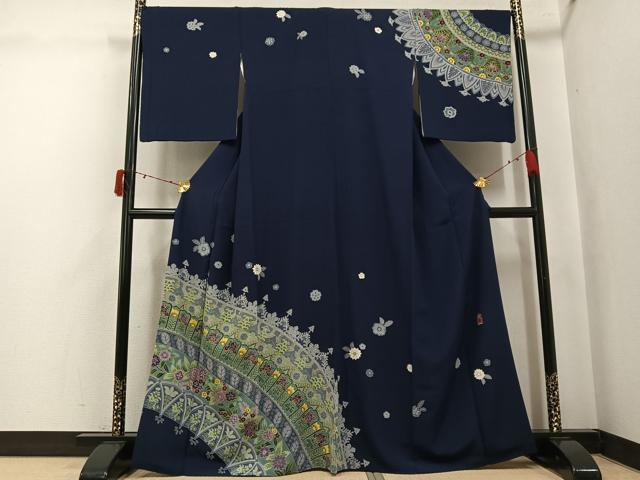 ■■■　サイズ　■■■ 身丈 162cm（肩から） 裄丈 68.5cm 袖丈 52cm　縫込み 6cm 袖幅 35cm 前幅 23.5cm 後幅 30cm 着物縫いこみ 内揚げ 2cm 裄 お袖側 約0cm　身頃側 約0cm ■■■　商品詳細　■■■ 【正絹】 状態は接写画像のように衿山に薄い汚れがございますが その他特に目立ったシミ汚れなどもなく大変良い状態です。 大変上質な逸品になります。 お安く出品致しますので、是非この機会にいかがでしょうか？ ■■■　注意事項　■■■ ■モニター発色の具合により色合いが異なる場合がございます。 ■寸法は多少の誤差が生じる場合がございますのでご了承ください。 ■縫込みの長さが左右非対称の場合は短い部分を記載しております。 左右非対称であってもご返品・お値引き等の保証は出来かねますので、ご了承の上ご購入をお願い致します。 ■シミ等のチェックには注意を払っておりますが、見落としがある場合もございますし、個人の見解も様々ですので神経質な方のご購入はお控えください。 ■箪笥に入っておりました着物や帯なので畳みシワや匂いがあるものもございます。 ■お休みは基本的に土日祝となりますが、その他臨時でお休みする場合がございますのでご了承ください。 ■商品の発送は平日のみの発送となります。 ■夜間と土曜、日曜日はお問い合わせの回答が遅れる場合がございます。 ■当店では、お直し、紋入れ、お手入れ等は承っておりません。 ■生地の状態（ヤケ、経年劣化等）によってはサイズ直しが出来ない場合がございます。 その点もどうかご了承のうえ、ご購入をお願いいたします。 ■弊社で取り扱う商品は一点ものにつき、時期や在庫状況に応じて金額が変更となる場合がございます。 ■検針は行っておりません。予めご了承いただきますようお願いいたします。 ■【洗える着物】と記載のある商品におきましては、商品お届け後に洗濯を行ってしまってからのご返品にはご対応しかねます。 念の為、専門店でのお手入れをお願いいたします。 ■写真に写っている物が全てになります。それ以外の付属品はございませんのでご了承ください。 ■状態に関する写真につきましては、掲載可能な写真枚数に限りがあるため、各箇所につき1枚参考画像を掲載しております。 ■着物のサイズ目安は下記を参考ください↓ ＜女性着物＞　お端折り次第で＋5cm　－1cmが着用可能サイズ 　例）身丈170cmの場合、身長160cm～175cm ＜男性着物＞　身丈＋約25cm～27cm程が適応身長 　例）身丈155cmの場合、身長180～182cm