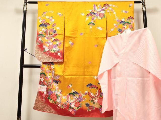 ■■■　サイズ　■■■ 【祝着】 身丈 132.5cm（肩から） 裄丈 57cm（肩上げ　0cm） 袖丈 73.5cm　縫込み 2.5cm 袖幅 32.5cm 前幅 18cm 後幅 23.5cm 着物縫いこみ 内揚げ 0cm （腰上げ　0cm） 裄 お袖側 約2cm　身頃側 約2.5cm 【長襦袢】 身丈 96cm（肩から） 裄丈 55.5cm（肩上げ　0cm） 袖丈 73.5cm　縫込み 2cm 袖幅 30.5cm 前幅 18.5cm 後幅 24.5cm 着物縫いこみ 内揚げ 0cm （腰上げ　0cm） 裄 お袖側 約1.5cm　身頃側 約1.5cm ■■■　商品詳細　■■■ 着物【化繊・重ね衿：取り外し可能】の 状態は特に目立ったシミ汚れなどもなく大変良い状態です。 長襦袢【化繊】の 状態は特に目立ったシミ汚れなどもなく大変良い状態です。 お安く出品致しますので、是非この機会にいかがでしょうか？ ※素材の詳細は画像を御覧ください。 ※ご自身で洗濯された場合の保証はできかねます。専門店にご相談ください。 ※着物・襦袢共に肩上げと腰上げがされておりません。 ■■■　注意事項　■■■ ■モニター発色の具合により色合いが異なる場合がございます。 ■寸法は多少の誤差が生じる場合がございますのでご了承ください。 ■縫込みの長さが左右非対称の場合は短い部分を記載しております。 左右非対称であってもご返品・お値引き等の保証は出来かねますので、ご了承の上ご購入をお願い致します。 ■シミ等のチェックには注意を払っておりますが、見落としがある場合もございますし、個人の見解も様々ですので神経質な方のご購入はお控えください。 ■箪笥に入っておりました着物や帯なので畳みシワや匂いがあるものもございます。 ■お休みは基本的に土日祝となりますが、その他臨時でお休みする場合がございますのでご了承ください。 ■商品の発送は平日のみの発送となります。 ■夜間と土曜、日曜日はお問い合わせの回答が遅れる場合がございます。 ■当店では、お直し、紋入れ、お手入れ等は承っておりません。 ■生地の状態（ヤケ、経年劣化等）によってはサイズ直しが出来ない場合がございます。 その点もどうかご了承のうえ、ご購入をお願いいたします。 ■弊社で取り扱う商品は一点ものにつき、時期や在庫状況に応じて金額が変更となる場合がございます。 ■検針は行っておりません。予めご了承いただきますようお願いいたします。 ■【洗える着物】と記載のある商品におきましては、商品お届け後に洗濯を行ってしまってからのご返品にはご対応しかねます。 念の為、専門店でのお手入れをお願いいたします。 ■着物のサイズ目安は下記を参考ください↓ ＜女性着物＞　お端折り次第で＋5cm　−1cmが着用可能サイズ 　例）身丈170cmの場合、身長160cm〜175cm ＜男性着物＞　身丈＋約25cm〜27cm程が適応身長 　例）身丈155cmの場合、身長180〜182cm