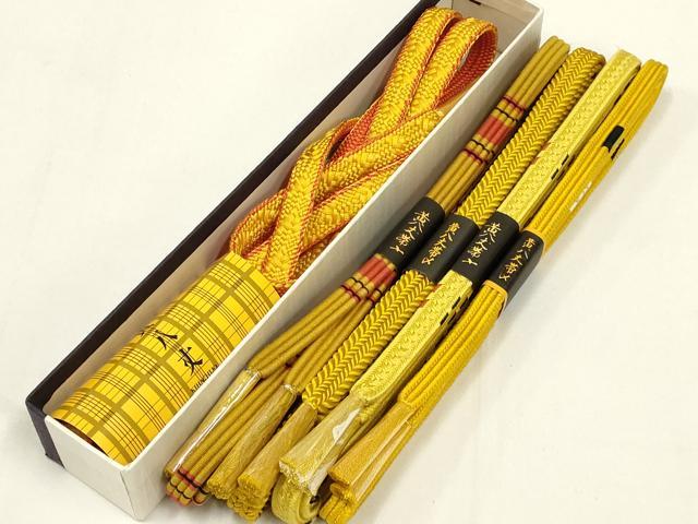 ■■■　商品詳細　■■■ 【未使用】 ※こちらのお品はまとめての出品となりますので、 汚れ・サイズ等の詳細は記載しておりません。 ご理解の上でのご入札をお願い致します。 大変上質な逸品になります。 お安く出品致しますので、是非この機会にいかがでしょうか？ ■■■　注意事項　■■■ ■モニター発色の具合により色合いが異なる場合がございます。 ■寸法は多少の誤差が生じる場合がございますのでご了承ください。 ■縫込みの長さが左右非対称の場合は短い部分を記載しております。 左右非対称であってもご返品・お値引き等の保証は出来かねますので、ご了承の上ご購入をお願い致します。 ■シミ等のチェックには注意を払っておりますが、見落としがある場合もございますし、個人の見解も様々ですので神経質な方のご購入はお控えください。 ■箪笥に入っておりました着物や帯なので畳みシワや匂いがあるものもございます。 ■お休みは基本的に土日祝となりますが、その他臨時でお休みする場合がございますのでご了承ください。 ■商品の発送は平日のみの発送となります。 ■夜間と土曜、日曜日はお問い合わせの回答が遅れる場合がございます。 ■当店では、お直し、紋入れ、お手入れ等は承っておりません。 ■生地の状態（ヤケ、経年劣化等）によってはサイズ直しが出来ない場合がございます。 その点もどうかご了承のうえ、ご購入をお願いいたします。 ■弊社で取り扱う商品は一点ものにつき、時期や在庫状況に応じて金額が変更となる場合がございます。 ■検針は行っておりません。予めご了承いただきますようお願いいたします。 ■【洗える着物】と記載のある商品におきましては、商品お届け後に洗濯を行ってしまってからのご返品にはご対応しかねます。 念の為、専門店でのお手入れをお願いいたします。 ■着物のサイズ目安は下記を参考ください↓ ＜女性着物＞　お端折り次第で＋5cm　−1cmが着用可能サイズ 　例）身丈170cmの場合、身長160cm〜175cm ＜男性着物＞　身丈＋約25cm〜27cm程が適応身長 　例）身丈155cmの場合、身長180〜182cm