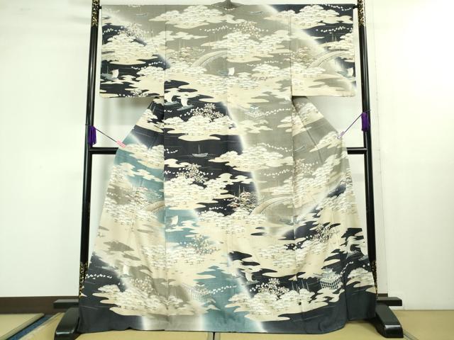 ■■■　サイズ　■■■ 身丈 168.5cm（肩から） 裄丈 66cm 袖丈 51cm 縫込み 4cm 袖幅 34cm 前幅 27cm 後幅 33cm 着物縫いこみ 内揚げ 4cm 裄 お袖側 約 3cm　身頃側 約 4.5cm ■■■　商品詳細　■■■ 【正絹】 状態は特に目立ったシミ汚れなどもなく大変良い状態です。 京都・鷹が峰、染織の名門【しょうざん】 しょうざんの生紬とは、 上州赤城山麓で新芽の桑の葉を食べて育った春蚕の玉繭を座繰で手引して製糸し、 弾力のある素朴な玉糸を経緯すべてに使用して織り上げており、 幾日もかけられる大変手間のかかったお品です。 節のある緯糸がきちんと緻密に織り込まれ、 ところどころにふっくらとした風合いが浮かび上がります。 織糸へのこだわりある厳選された素材ですので、 創作数も少ないお品となっております。 大変上質な極上の逸品になります。 お安く出品致しますので、是非この機会にいかがでしょうか？ ■■■　注意事項　■■■ ■モニター発色の具合により色合いが異なる場合がございます。 ■寸法は多少の誤差が生じる場合がございますのでご了承ください。 ■縫込みの長さが左右非対称の場合は短い部分を記載しております。 左右非対称であってもご返品・お値引き等の保証は出来かねますので、ご了承の上ご購入をお願い致します。 ■シミ等のチェックには注意を払っておりますが、見落としがある場合もございますし、個人の見解も様々ですので神経質な方のご購入はお控えください。 ■箪笥に入っておりました着物や帯なので畳みシワや匂いがあるものもございます。 ■お休みは基本的に土日祝となりますが、その他臨時でお休みする場合がございますのでご了承ください。 ■商品の発送は平日のみの発送となります。 ■夜間と土曜、日曜日はお問い合わせの回答が遅れる場合がございます。 ■当店では、お直し、紋入れ、お手入れ等は承っておりません。 ■生地の状態（ヤケ、経年劣化等）によってはサイズ直しが出来ない場合がございます。 その点もどうかご了承のうえ、ご購入をお願いいたします。 ■弊社で取り扱う商品は一点ものにつき、時期や在庫状況に応じて金額が変更となる場合がございます。 ■検針は行っておりません。予めご了承いただきますようお願いいたします。 ■【洗える着物】と記載のある商品におきましては、商品お届け後に洗濯を行ってしまってからのご返品にはご対応しかねます。 念の為、専門店でのお手入れをお願いいたします。 ■写真に写っている物が全てになります。 それ以外の付属品はございませんのでご了承ください。 ■状態に関する写真につきましては、掲載可能な写真枚数に限りがあるため、 各箇所につき1枚参考画像を掲載しております。 ■着物のサイズ目安は下記を参考ください↓ ＜女性着物＞　お端折り次第で＋5cm　−10cmが着用可能サイズ 　例）身丈170cmの場合、身長160cm〜175cm ＜男性着物＞　身丈＋約25cm〜27cm程が適応身長 　例）身丈155cmの場合、身長180cm〜182cm