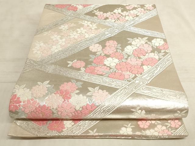 ■■■　サイズ　■■■ 長さ 424cm 幅 31cm程 ■■■　商品詳細　■■■ 【正絹・芯なし】 詳細に関しましては、画像をご確認ください。 大変上質な逸品になります。 お安く出品致しますので、是非この機会にいかがでしょうか？ ■■■　注意事項　■■■ ■モニター発色の具合により色合いが異なる場合がございます。 ■寸法は多少の誤差が生じる場合がございますのでご了承ください。 ■縫込みの長さが左右非対称の場合は短い部分を記載しております。 左右非対称であってもご返品・お値引き等の保証は出来かねますので、ご了承の上ご購入をお願い致します。 ■シミ等のチェックには注意を払っておりますが、見落としがある場合もございますし、個人の見解も様々ですので神経質な方のご購入はお控えください。 ■箪笥に入っておりました着物や帯なので畳みシワや匂いがあるものもございます。 ■お休みは基本的に土日祝となりますが、その他臨時でお休みする場合がございますのでご了承ください。 ■商品の発送は平日のみの発送となります。 ■夜間と土曜、日曜日はお問い合わせの回答が遅れる場合がございます。 ■当店では、お直し、紋入れ、お手入れ等は承っておりません。 ■生地の状態（ヤケ、経年劣化等）によってはサイズ直しが出来ない場合がございます。 その点もどうかご了承のうえ、ご購入をお願いいたします。 ■弊社で取り扱う商品は一点ものにつき、時期や在庫状況に応じて金額が変更となる場合がございます。 ■検針は行っておりません。予めご了承いただきますようお願いいたします。 ■【洗える着物】と記載のある商品におきましては、商品お届け後に洗濯を行ってしまってからのご返品にはご対応しかねます。 念の為、専門店でのお手入れをお願いいたします。 ■着物のサイズ目安は下記を参考ください↓ ＜女性着物＞　お端折り次第で＋5cm　−1cmが着用可能サイズ 　例）身丈170cmの場合、身長160cm〜175cm ＜男性着物＞　身丈＋約25cm〜27cm程が適応身長 　例）身丈155cmの場合、身長180〜182cm