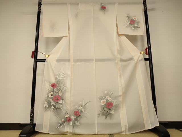 ■■■　サイズ　■■■ 身丈 167.5cm（肩から） 裄丈 66cm 袖丈 48.5cm　縫込み 6cm 袖幅 34cm 前幅 24cm 後幅 31cm 着物縫いこみ 内揚げ 0cm 裄 お袖側 約1cm　身頃側 約1.5cm ■■■　商品詳細　■■■ 【正絹】 状態は接写画像のように後身頃・袖付に薄い汚れがございますが その他特に目立ったシミ汚れなどもなく大変良い状態です。 大変上質な逸品になります。 お安く出品致しますので、是非この機会にいかがでしょうか？ ■■■　注意事項　■■■ ■モニター発色の具合により色合いが異なる場合がございます。 ■寸法は多少の誤差が生じる場合がございますのでご了承ください。 ■縫込みの長さが左右非対称の場合は短い部分を記載しております。 左右非対称であってもご返品・お値引き等の保証は出来かねますので、ご了承の上ご購入をお願い致します。 ■シミ等のチェックには注意を払っておりますが、見落としがある場合もございますし、個人の見解も様々ですので神経質な方のご購入はお控えください。 ■箪笥に入っておりました着物や帯なので畳みシワや匂いがあるものもございます。 ■お休みは基本的に土日祝となりますが、その他臨時でお休みする場合がございますのでご了承ください。 ■商品の発送は平日のみの発送となります。 ■夜間と土曜、日曜日はお問い合わせの回答が遅れる場合がございます。 ■当店では、お直し、紋入れ、お手入れ等は承っておりません。 ■生地の状態（ヤケ、経年劣化等）によってはサイズ直しが出来ない場合がございます。 その点もどうかご了承のうえ、ご購入をお願いいたします。 ■弊社で取り扱う商品は一点ものにつき、時期や在庫状況に応じて金額が変更となる場合がございます。 ■検針は行っておりません。予めご了承いただきますようお願いいたします。 ■【洗える着物】と記載のある商品におきましては、商品お届け後に洗濯を行ってしまってからのご返品にはご対応しかねます。 念の為、専門店でのお手入れをお願いいたします。 ■着物のサイズ目安は下記を参考ください↓ ＜女性着物＞　お端折り次第で＋5?　−10?が着用可能サイズ 　例）身丈170?の場合、身長160?〜175? ＜男性着物＞　身丈＋約25?〜27?程が適応身長 　例）身丈155?の場合、身長180〜182?