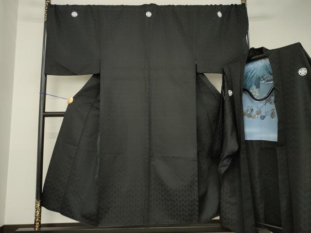 ■■■　サイズ　■■■ 身丈 150cm（肩から） 裄丈 73cm 袖丈 53cm　縫込み 5cm 袖幅 37cm 前幅 26cm 後幅 37cm 着物縫いこみ 内揚げ 6.5cm 裄 お袖側 約5cm　身頃側 約3cm 【羽織】 身丈 102cm（肩から） 裄丈 77cm 袖丈 54cm　縫込み 3cm 袖幅 39cm 前幅 20cm 後幅 33cm 着物縫いこみ 内揚げ 0cm 裄 お袖側 約3cm　身頃側 約3cm ■■■　商品詳細　■■■ 【化繊・重ね衿：取り外し可能・五つ紋】 状態は特に目立ったシミ汚れなどもなく大変良い状態です。 大変上質な逸品になります。 お安く出品致しますので、是非この機会にいかがでしょうか？ ■■■　注意事項　■■■ ■モニター発色の具合により色合いが異なる場合がございます。 ■寸法は多少の誤差が生じる場合がございますのでご了承ください。 ■縫込みの長さが左右非対称の場合は短い部分を記載しております。 左右非対称であってもご返品・お値引き等の保証は出来かねますので、ご了承の上ご購入をお願い致します。 ■シミ等のチェックには注意を払っておりますが、見落としがある場合もございますし、個人の見解も様々ですので神経質な方のご購入はお控えください。 ■箪笥に入っておりました着物や帯なので畳みシワや匂いがあるものもございます。 ■お休みは基本的に土日祝となりますが、その他臨時でお休みする場合がございますのでご了承ください。 ■商品の発送は平日のみの発送となります。 ■夜間と土曜、日曜日はお問い合わせの回答が遅れる場合がございます。 ■当店では、お直し、紋入れ、お手入れ等は承っておりません。 ■生地の状態（ヤケ、経年劣化等）によってはサイズ直しが出来ない場合がございます。 その点もどうかご了承のうえ、ご購入をお願いいたします。 ■弊社で取り扱う商品は一点ものにつき、時期や在庫状況に応じて金額が変更となる場合がございます。 ■検針は行っておりません。予めご了承いただきますようお願いいたします。 ■【洗える着物】と記載のある商品におきましては、商品お届け後に洗濯を行ってしまってからのご返品にはご対応しかねます。 念の為、専門店でのお手入れをお願いいたします。 ■写真に写っている物が全てになります。それ以外の付属品はございませんのでご了承ください。 ■状態に関する写真につきましては、掲載可能な写真枚数に限りがあるため、各箇所につき1枚参考画像を掲載しております。 ■着物のサイズ目安は下記を参考ください↓ ＜女性着物＞　お端折り次第で＋5cm　－1cmが着用可能サイズ 　例）身丈170cmの場合、身長160cm～175cm ＜男性着物＞　身丈＋約25cm～27cm程が適応身長 　例）身丈155cmの場合、身長180～182cm