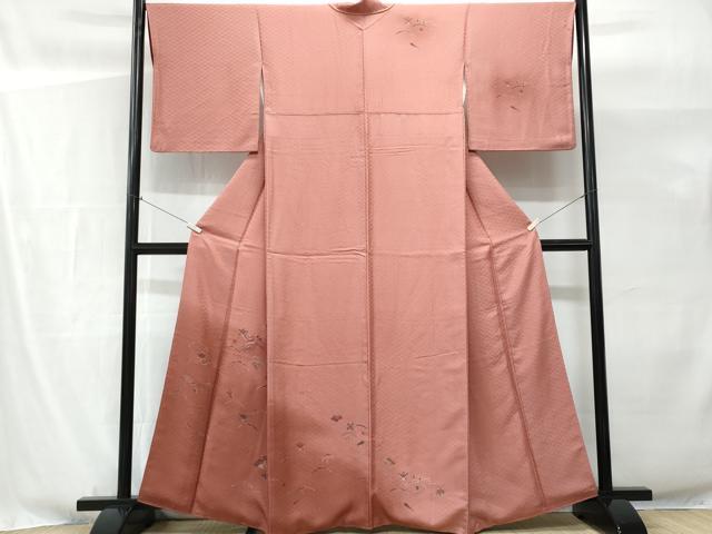 ■■■　サイズ　■■■ 身丈 161cm（肩から） 裄丈 67.5cm 袖丈 48cm　縫込み 3.5cm 袖幅 34cm 前幅 28.5cm 後幅 30cm 着物縫いこみ 内揚げ 6cm 裄 お袖側 約2.5cm　身頃側 約1.5cm ■■■　商品詳細　■■■ 【正絹】 状態は画像を添付しておりますので、そちらをご確認下さいますよう宜しくお願い致します。 大変上質な逸品になります。 お安く出品致しますので、是非この機会にいかがでしょうか？ ■■■　注意事項　■■■ ■モニター発色の具合により色合いが異なる場合がございます。 ■寸法は多少の誤差が生じる場合がございますのでご了承ください。 ■縫込みの長さが左右非対称の場合は短い部分を記載しております。 左右非対称であってもご返品・お値引き等の保証は出来かねますので、ご了承の上ご購入をお願い致します。 ■シミ等のチェックには注意を払っておりますが、見落としがある場合もございますし、個人の見解も様々ですので神経質な方のご購入はお控えください。 ■箪笥に入っておりました着物や帯なので畳みシワや匂いがあるものもございます。 ■お休みは基本的に土日祝となりますが、その他臨時でお休みする場合がございますのでご了承ください。 ■商品の発送は平日のみの発送となります。 ■夜間と土曜、日曜日はお問い合わせの回答が遅れる場合がございます。 ■当店では、お直し、紋入れ、お手入れ等は承っておりません。 ■生地の状態（ヤケ、経年劣化等）によってはサイズ直しが出来ない場合がございます。 その点もどうかご了承のうえ、ご購入をお願いいたします。 ■弊社で取り扱う商品は一点ものにつき、時期や在庫状況に応じて金額が変更となる場合がございます。 ■検針は行っておりません。予めご了承いただきますようお願いいたします。 ■【洗える着物】と記載のある商品におきましては、商品お届け後に洗濯を行ってしまってからのご返品にはご対応しかねます。 念の為、専門店でのお手入れをお願いいたします。 ■写真に写っている物が全てになります。それ以外の付属品はございませんのでご了承ください。 ■着物のサイズ目安は下記を参考ください↓ ＜女性着物＞　お端折り次第で＋5cm　－1cmが着用可能サイズ 　例）身丈170cmの場合、身長160cm～175cm ＜男性着物＞　身丈＋約25cm～27cm程が適応身長 　例）身丈155cmの場合、身長180～182cm