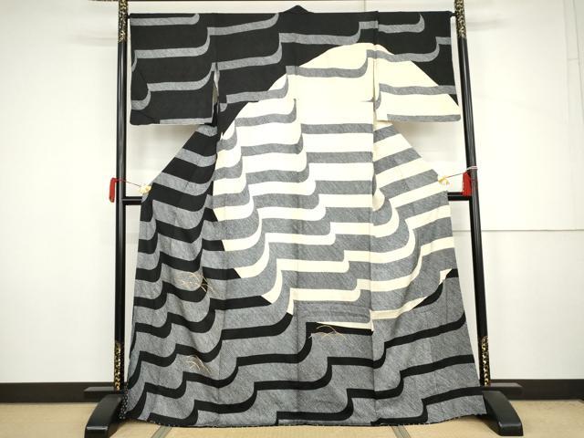 ■■■　サイズ　■■■ 身丈 167.5cm（肩から） 裄丈 68cm 袖丈 49cm　縫込み 4.5cm 袖幅 35cm 前幅 25cm 後幅 30cm 着物縫いこみ 内揚げ 0cm 裄 お袖側 約0cm　身頃側 約1.5cm ■■■　商品詳細　■■■ 【正絹】 状態は接写画像のように後身頃・衿・両袖に薄い汚れがございますが その他特に目立ったシミ汚れなどもなく大変良い状態です。 大変上質な逸品になります。 お安く出品致しますので、是非この機会にいかがでしょうか？ ■■■　注意事項　■■■ ■モニター発色の具合により色合いが異なる場合がございます。 ■寸法は多少の誤差が生じる場合がございますのでご了承ください。 ■縫込みの長さが左右非対称の場合は短い部分を記載しております。 左右非対称であってもご返品・お値引き等の保証は出来かねますので、ご了承の上ご購入をお願い致します。 ■シミ等のチェックには注意を払っておりますが、見落としがある場合もございますし、個人の見解も様々ですので神経質な方のご購入はお控えください。 ■箪笥に入っておりました着物や帯なので畳みシワや匂いがあるものもございます。 ■お休みは基本的に土日祝となりますが、その他臨時でお休みする場合がございますのでご了承ください。 ■商品の発送は平日のみの発送となります。 ■夜間と土曜、日曜日はお問い合わせの回答が遅れる場合がございます。 ■当店では、お直し、紋入れ、お手入れ等は承っておりません。 ■生地の状態（ヤケ、経年劣化等）によってはサイズ直しが出来ない場合がございます。 その点もどうかご了承のうえ、ご購入をお願いいたします。 ■弊社で取り扱う商品は一点ものにつき、時期や在庫状況に応じて金額が変更となる場合がございます。 ■検針は行っておりません。予めご了承いただきますようお願いいたします。 ■【洗える着物】と記載のある商品におきましては、商品お届け後に洗濯を行ってしまってからのご返品にはご対応しかねます。 念の為、専門店でのお手入れをお願いいたします。 ■写真に写っている物が全てになります。それ以外の付属品はございませんのでご了承ください。 ■状態に関する写真につきましては、掲載可能な写真枚数に限りがあるため、各箇所につき1枚参考画像を掲載しております。 ■着物のサイズ目安は下記を参考ください↓ ＜女性着物＞　お端折り次第で＋5cm　−1cmが着用可能サイズ 　例）身丈170cmの場合、身長160cm〜175cm ＜男性着物＞　身丈＋約25cm〜27cm程が適応身長 　例）身丈155cmの場合、身長180〜182cm