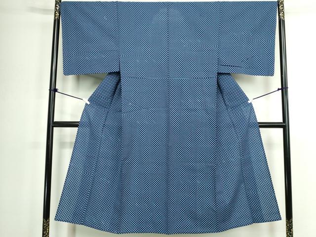 ■■■　サイズ　■■■ 身丈 143cm（肩から） 裄丈 68cm 袖丈 48.5cm　縫込み 2cm 袖幅 34.5cm 前幅 23cm 後幅 29.5cm 着物縫いこみ 内揚げ 5cm 裄 お袖側 約0cm　身頃側 約0cm ■■■　商品詳細　■■■ 【綿】 状態は特に目立ったシミ汚れなどもなく大変良い状態です。 竺仙とは『美しいキモノ』や『きものサロン』などで、 高級浴衣としてお馴染み。 150年以上の歴史を持った老舗呉服店で、 江戸染浴衣の伝統的な技術で知られています。 竺仙オリジナルの生地の開発にはじまり、 毎年1000柄の新作を発表し続けている竺仙ブランドの浴衣は、 幅広い人気があります。 大変上質な逸品になります。 お安く出品致しますので、是非この機会にいかがでしょうか？ ■■■　注意事項　■■■ ■モニター発色の具合により色合いが異なる場合がございます。 ■寸法は多少の誤差が生じる場合がございますのでご了承ください。 ■縫込みの長さが左右非対称の場合は短い部分を記載しております。 左右非対称であってもご返品・お値引き等の保証は出来かねますので、ご了承の上ご購入をお願い致します。 ■シミ等のチェックには注意を払っておりますが、見落としがある場合もございますし、個人の見解も様々ですので神経質な方のご購入はお控えください。 ■箪笥に入っておりました着物や帯なので畳みシワや匂いがあるものもございます。 ■お休みは基本的に土日祝となりますが、その他臨時でお休みする場合がございますのでご了承ください。 ■商品の発送は平日のみの発送となります。 ■夜間と土曜、日曜日はお問い合わせの回答が遅れる場合がございます。 ■当店では、お直し、紋入れ、お手入れ等は承っておりません。 ■生地の状態（ヤケ、経年劣化等）によってはサイズ直しが出来ない場合がございます。 その点もどうかご了承のうえ、ご購入をお願いいたします。 ■弊社で取り扱う商品は一点ものにつき、時期や在庫状況に応じて金額が変更となる場合がございます。 ■検針は行っておりません。予めご了承いただきますようお願いいたします。 ■【洗える着物】と記載のある商品におきましては、商品お届け後に洗濯を行ってしまってからのご返品にはご対応しかねます。 念の為、専門店でのお手入れをお願いいたします。 ■写真に写っている物が全てになります。それ以外の付属品はございませんのでご了承ください。 ■状態に関する写真につきましては、掲載可能な写真枚数に限りがあるため、各箇所につき1枚参考画像を掲載しております。 ■着物のサイズ目安は下記を参考ください↓ ＜女性着物＞　お端折り次第で＋5cm　−1cmが着用可能サイズ 　例）身丈170cmの場合、身長160cm〜175cm ＜男性着物＞　身丈＋約25cm〜27cm程が適応身長 　例）身丈155cmの場合、身長180〜182cm
