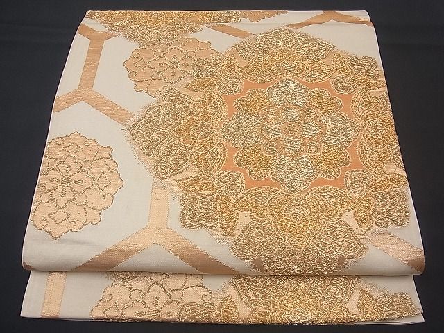 ■■■　サイズ　■■■ 長さ 410cm 幅 30cm程 ■■■　商品詳細　■■■ 【正絹・芯なし】 状態は接写画像のように 太鼓上部に薄い汚れ、柄止まりに折れ山の薄い汚れ、柄止まり・裏地所々に薄いアクがございますが その他特に目立ったシミ汚れなどもなく大変良い状態です。 着用時には見えない部分になりますのであまり気にならずお召になれるかと思います。 大変上質な逸品になります。 お安く出品致しますので、是非この機会にいかがでしょうか？ ■■■　注意事項　■■■ ■モニター発色の具合により色合いが異なる場合がございます。 ■寸法は多少の誤差が生じる場合がございますのでご了承ください。 ■縫込みの長さが左右非対称の場合は短い部分を記載しております。 左右非対称であってもご返品・お値引き等の保証は出来かねますので、ご了承の上ご購入をお願い致します。 ■シミ等のチェックには注意を払っておりますが、見落としがある場合もございますし、個人の見解も様々ですので神経質な方のご購入はお控えください。 ■箪笥に入っておりました着物や帯なので畳みシワや匂いがあるものもございます。 ■お休みは基本的に土日祝となりますが、その他臨時でお休みする場合がございますのでご了承ください。 ■商品の発送は平日のみの発送となります。 ■夜間と土曜、日曜日はお問い合わせの回答が遅れる場合がございます。 ■当店では、お直し、紋入れ、お手入れ等は承っておりません。 ■生地の状態（ヤケ、経年劣化等）によってはサイズ直しが出来ない場合がございます。 その点もどうかご了承のうえ、ご購入をお願いいたします。 ■弊社で取り扱う商品は一点ものにつき、時期や在庫状況に応じて金額が変更となる場合がございます。 ■検針は行っておりません。予めご了承いただきますようお願いいたします。 ■【洗える着物】と記載のある商品におきましては、商品お届け後に洗濯を行ってしまってからのご返品にはご対応しかねます。 念の為、専門店でのお手入れをお願いいたします。 ■着物のサイズ目安は下記を参考ください↓ ＜女性着物＞　お端折り次第で＋5cm　−1cmが着用可能サイズ 　例）身丈170cmの場合、身長160cm〜175cm ＜男性着物＞　身丈＋約25cm〜27cm程が適応身長 　例）身丈155cmの場合、身長180〜182cm