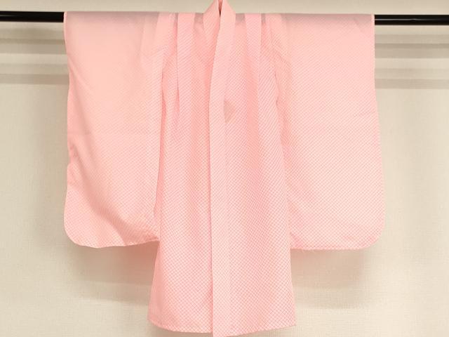 ■■■　サイズ　■■■ 【長襦袢】 身丈 72.5cm（肩から） 裄丈 36cm（肩上げ　3.5cm） 袖丈 55.5cm　縫込み 1cm 袖幅 24.5cm 前幅 22cm 後幅 19cm 着物縫いこみ 内揚げ 0cm （腰上げ　0cm） 裄 お袖側 約2.5cm　身頃側 約1cm ■■■　商品詳細　■■■ 長襦袢【化繊】の状態は特に目立ったシミ汚れなどもなく大変良い状態です。 お安く出品致しますので、是非この機会にいかがでしょうか？ ■■■　注意事項　■■■ ■モニター発色の具合により色合いが異なる場合がございます。 ■寸法は多少の誤差が生じる場合がございますのでご了承ください。 ■縫込みの長さが左右非対称の場合は短い部分を記載しております。 左右非対称であってもご返品・お値引き等の保証は出来かねますので、ご了承の上ご購入をお願い致します。 ■シミ等のチェックには注意を払っておりますが、見落としがある場合もございますし、個人の見解も様々ですので神経質な方のご購入はお控えください。 ■箪笥に入っておりました着物や帯なので畳みシワや匂いがあるものもございます。 ■お休みは基本的に土日祝となりますが、その他臨時でお休みする場合がございますのでご了承ください。 ■商品の発送は平日のみの発送となります。 ■夜間と土曜、日曜日はお問い合わせの回答が遅れる場合がございます。 ■当店では、お直し、紋入れ、お手入れ等は承っておりません。 ■生地の状態（ヤケ、経年劣化等）によってはサイズ直しが出来ない場合がございます。 その点もどうかご了承のうえ、ご購入をお願いいたします。 ■弊社で取り扱う商品は一点ものにつき、時期や在庫状況に応じて金額が変更となる場合がございます。 ■検針は行っておりません。予めご了承いただきますようお願いいたします。 ■【洗える着物】と記載のある商品におきましては、商品お届け後に洗濯を行ってしまってからのご返品にはご対応しかねます。 念の為、専門店でのお手入れをお願いいたします。 ■写真に写っている物が全てになります。それ以外の付属品はございませんのでご了承ください。 ■着物のサイズ目安は下記を参考ください↓ ＜女性着物＞　お端折り次第で＋5cm　−1cmが着用可能サイズ 　例）身丈170cmの場合、身長160cm〜175cm ＜男性着物＞　身丈＋約25cm〜27cm程が適応身長 　例）身丈155cmの場合、身長180〜182cm