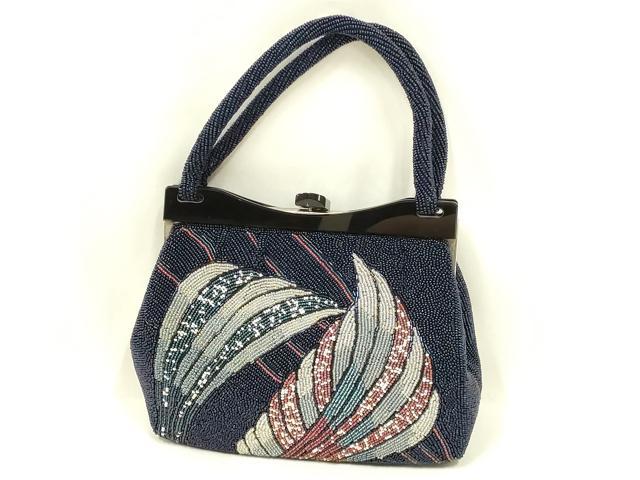 ■■■　サイズ　■■■ 【バッグ】 横　　　22cm 縦　　　16.5cm　取っ手込み　31cm 奥行き　5cm ■■■　商品詳細　■■■ 状態は参考画像のように内布の色褪せ、傷、糸よれがございます。 大変上質な逸品になります。 お安く出品致しますので、是非この機会にいかがでしょうか？ ■■■　注意事項　■■■ ■モニター発色の具合により色合いが異なる場合がございます。 ■寸法は多少の誤差が生じる場合がございますのでご了承ください。 ■縫込みの長さが左右非対称の場合は短い部分を記載しております。 左右非対称であってもご返品・お値引き等の保証は出来かねますので、ご了承の上ご購入をお願い致します。 ■シミ等のチェックには注意を払っておりますが、見落としがある場合もございますし、個人の見解も様々ですので神経質な方のご購入はお控えください。 ■箪笥に入っておりました着物や帯なので畳みシワや匂いがあるものもございます。 ■お休みは基本的に土日祝となりますが、その他臨時でお休みする場合がございますのでご了承ください。 ■商品の発送は平日のみの発送となります。 ■夜間と土曜、日曜日はお問い合わせの回答が遅れる場合がございます。 ■当店では、お直し、紋入れ、お手入れ等は承っておりません。 ■生地の状態（ヤケ、経年劣化等）によってはサイズ直しが出来ない場合がございます。 その点もどうかご了承のうえ、ご購入をお願いいたします。 ■弊社で取り扱う商品は一点ものにつき、時期や在庫状況に応じて金額が変更となる場合がございます。 ■検針は行っておりません。予めご了承いただきますようお願いいたします。 ■【洗える着物】と記載のある商品におきましては、商品お届け後に洗濯を行ってしまってからのご返品にはご対応しかねます。 念の為、専門店でのお手入れをお願いいたします。 ■写真に写っている物が全てになります。それ以外の付属品はございませんのでご了承ください。 ■状態に関する写真につきましては、掲載可能な写真枚数に限りがあるため、各箇所につき1枚参考画像を掲載しております。 ■着物のサイズ目安は下記を参考ください↓ ＜女性着物＞　お端折り次第で＋5cm　−1cmが着用可能サイズ 　例）身丈170cmの場合、身長160cm〜175cm ＜男性着物＞　身丈＋約25cm〜27cm程が適応身長 　例）身丈155cmの場合、身長180〜182cm